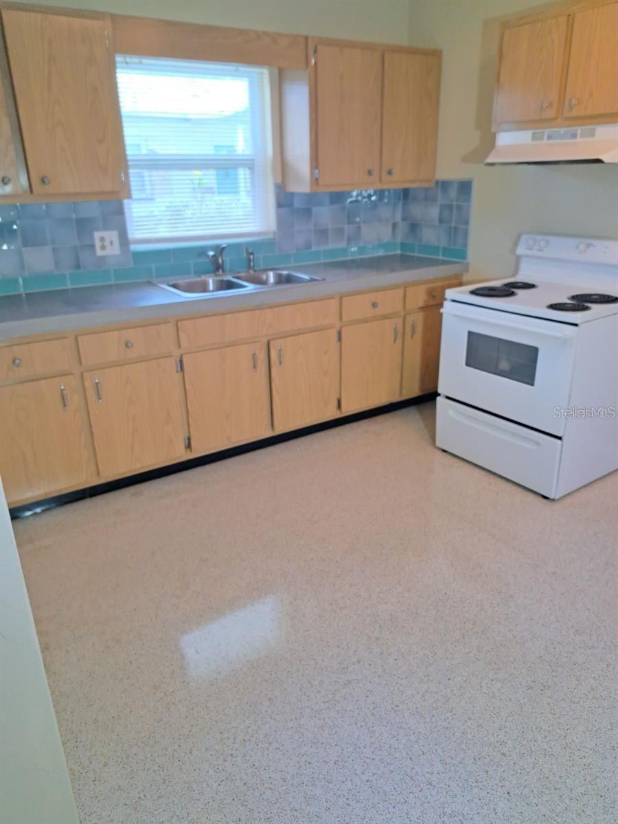 Image 6 of 9 For 10165 106th Terrace 1