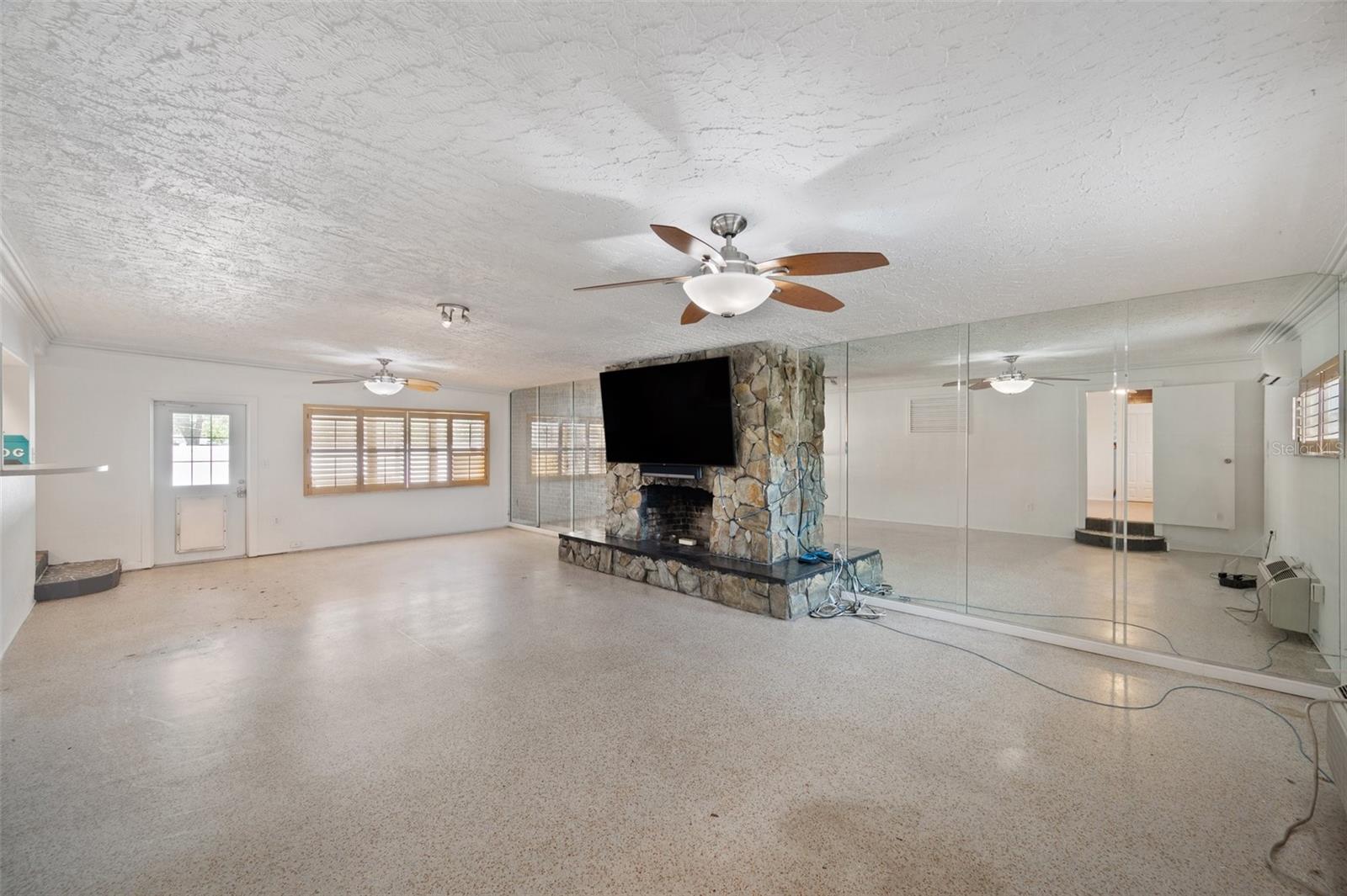 Image 23 of 62 For 936 Alcazar Way S