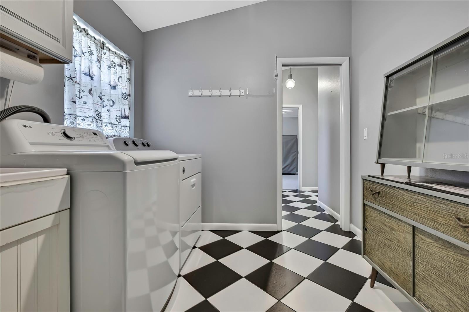 Image 35 of 59 For 2499 Harley Street