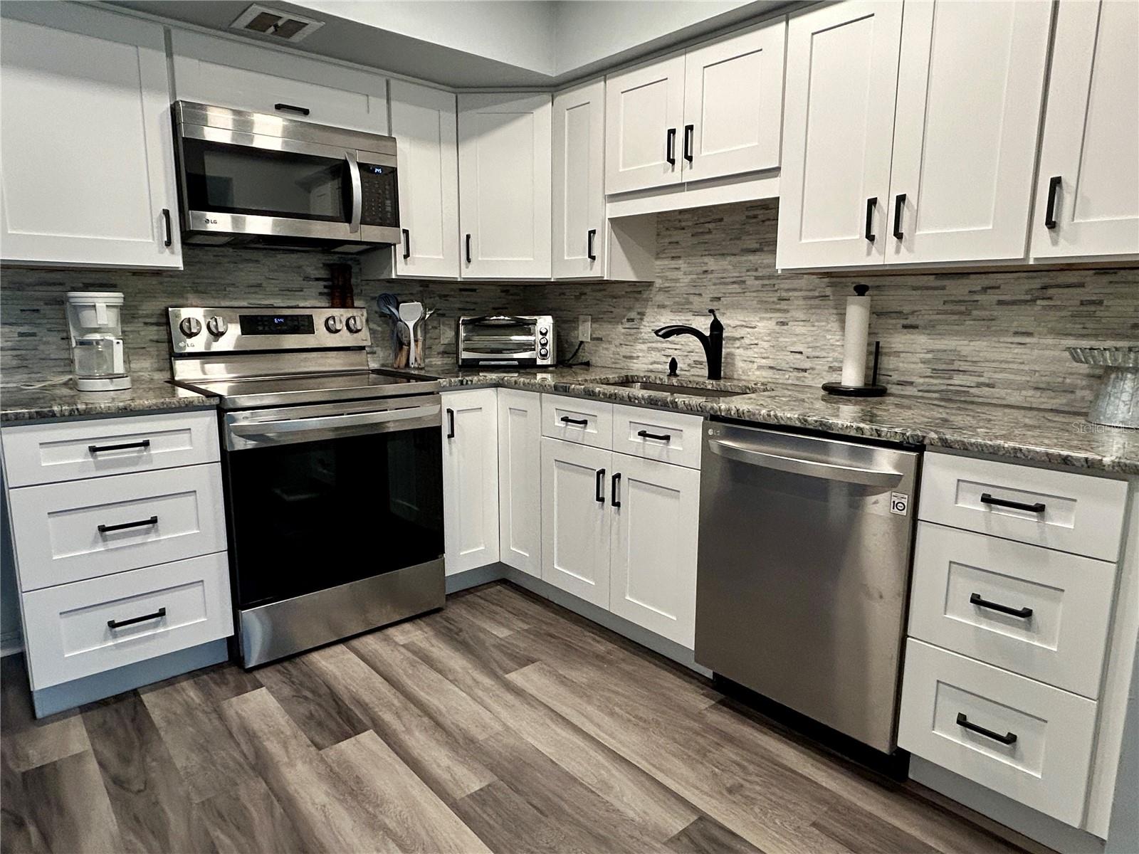 Image 11 of 55 For 2020 World Parkway Boulevard 14