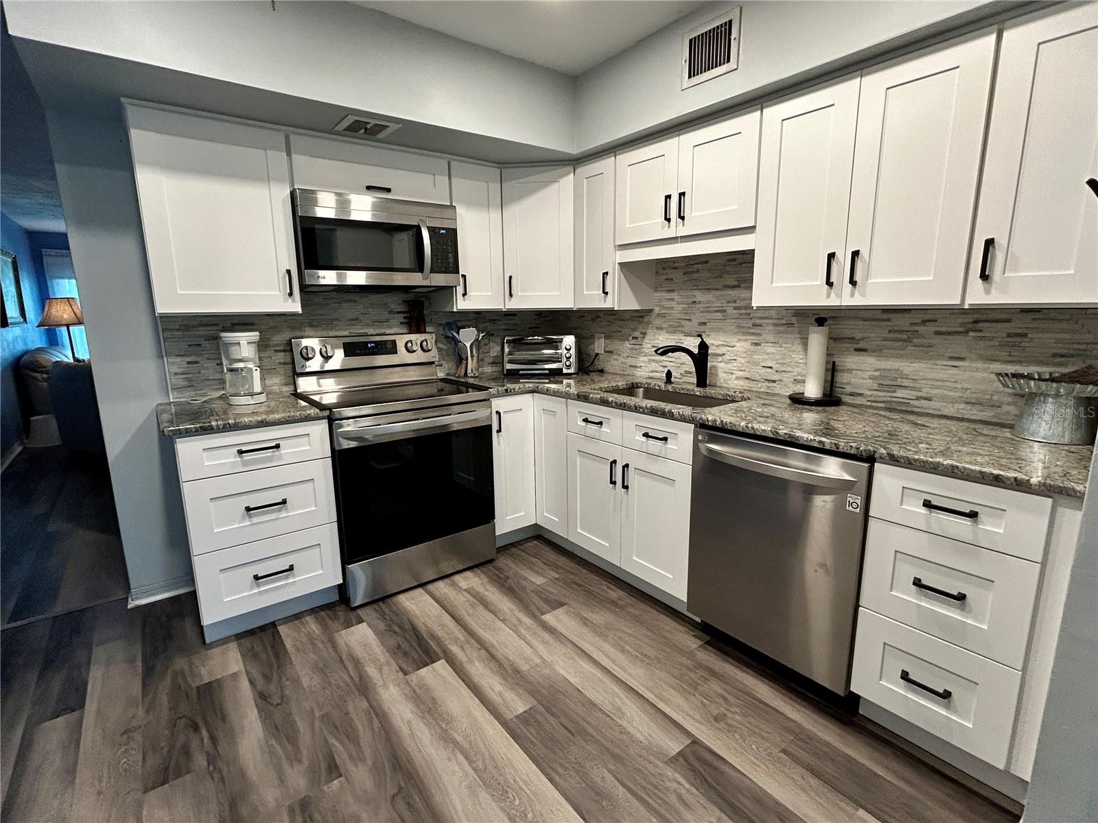 Image 9 of 55 For 2020 World Parkway Boulevard 14