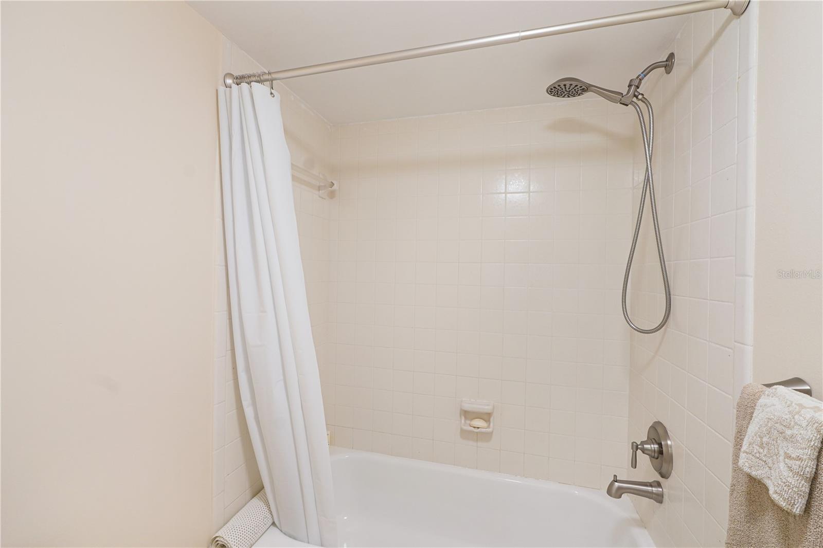 Image 11 of 52 For 433 Mariner Drive 433