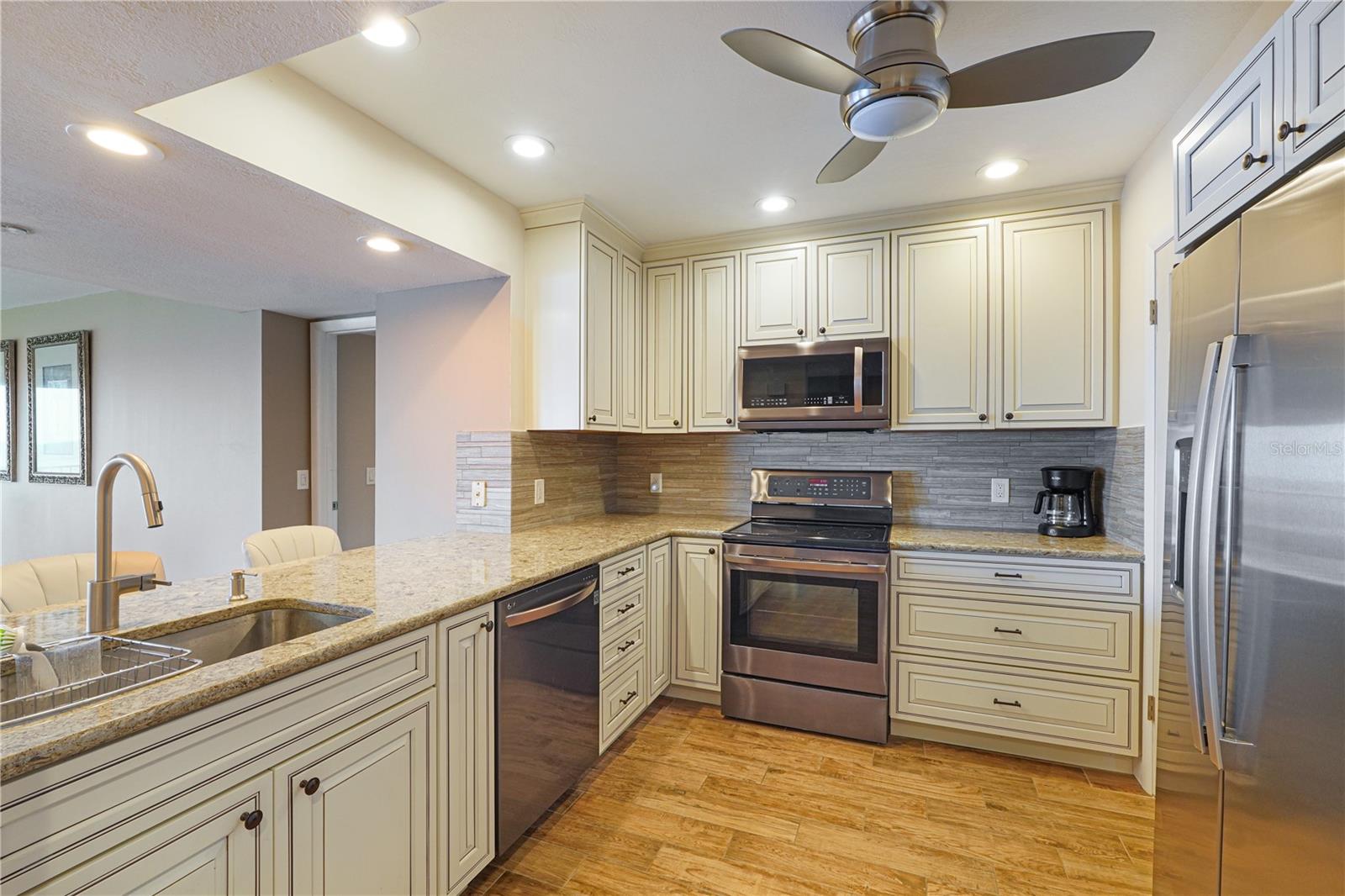 Image 16 of 52 For 433 Mariner Drive 433