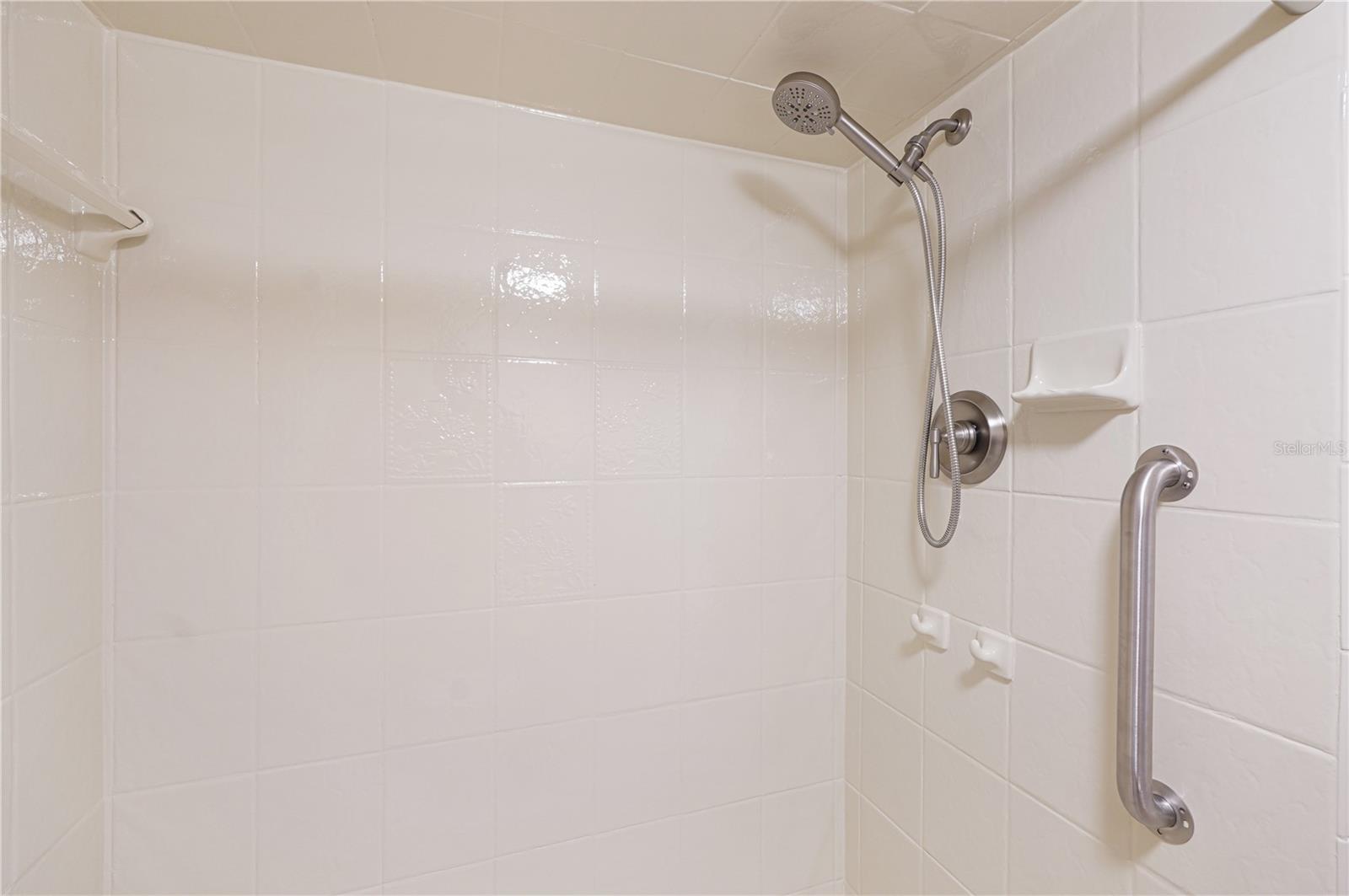 Image 19 of 52 For 433 Mariner Drive 433