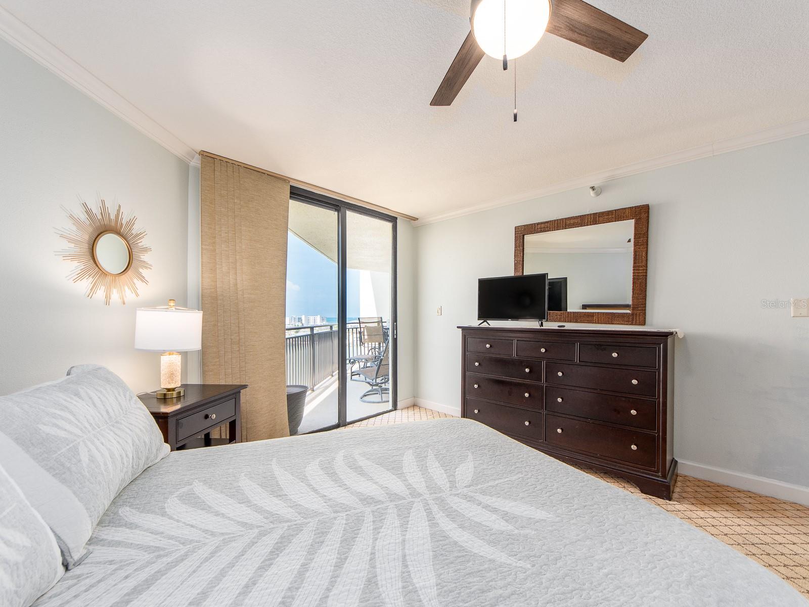 Image 18 of 26 For 690 Island Way 1011
