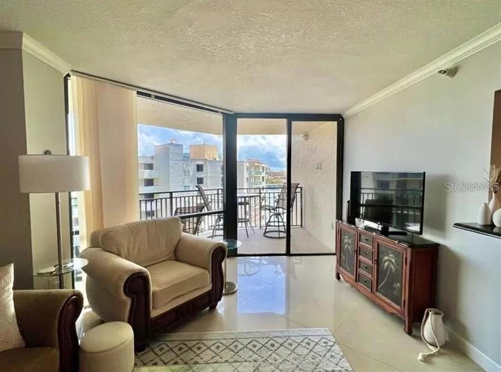 Image 2 of 13 For 690 Island Way 1011