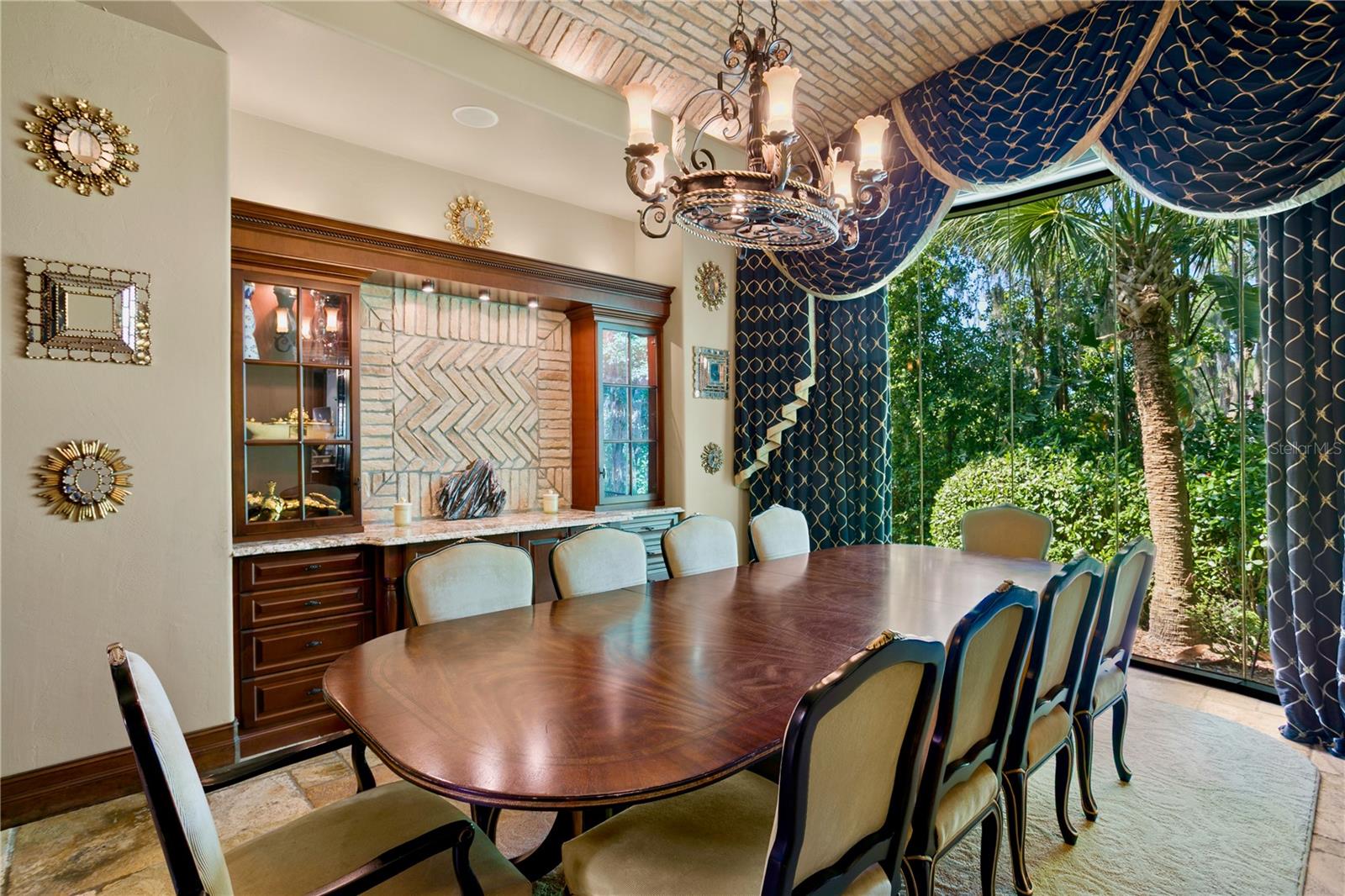 Listing photo id 9 for 1102 Merry Water Drive