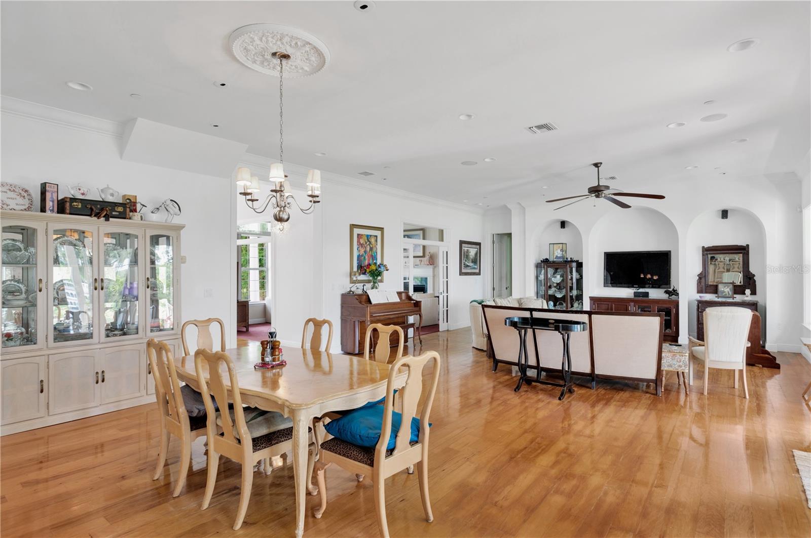 Image 24 of 99 For 16470 Oakview Circle