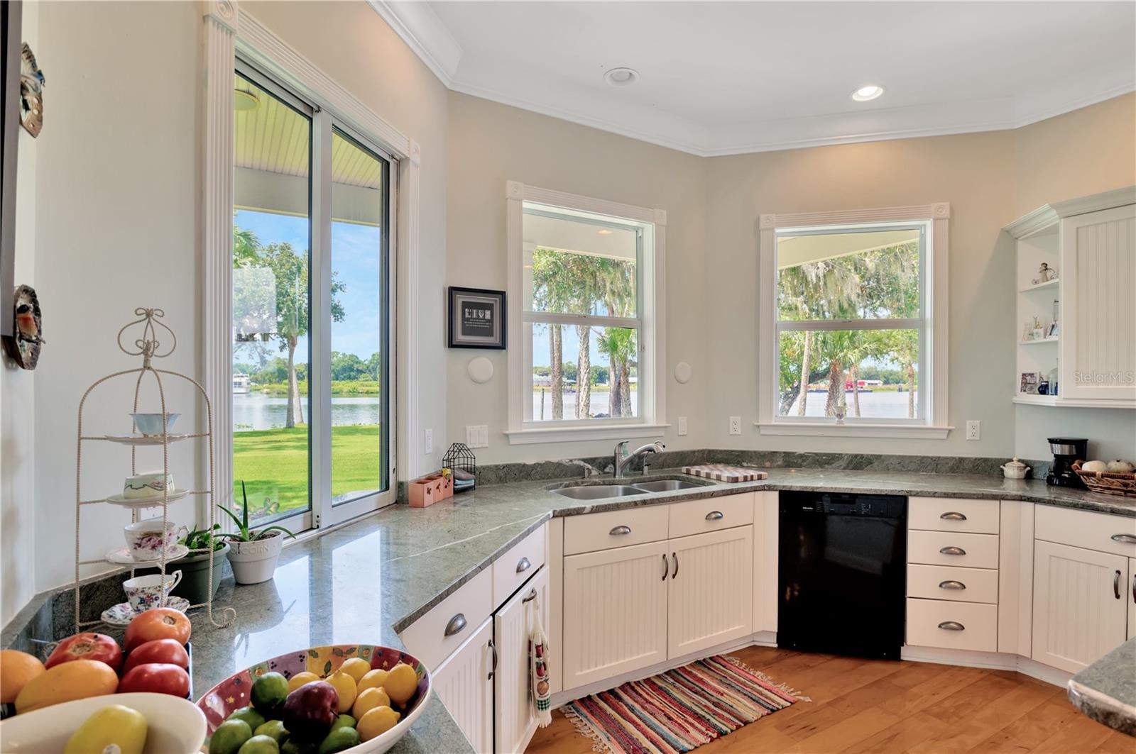 Image 27 of 99 For 16470 Oakview Circle