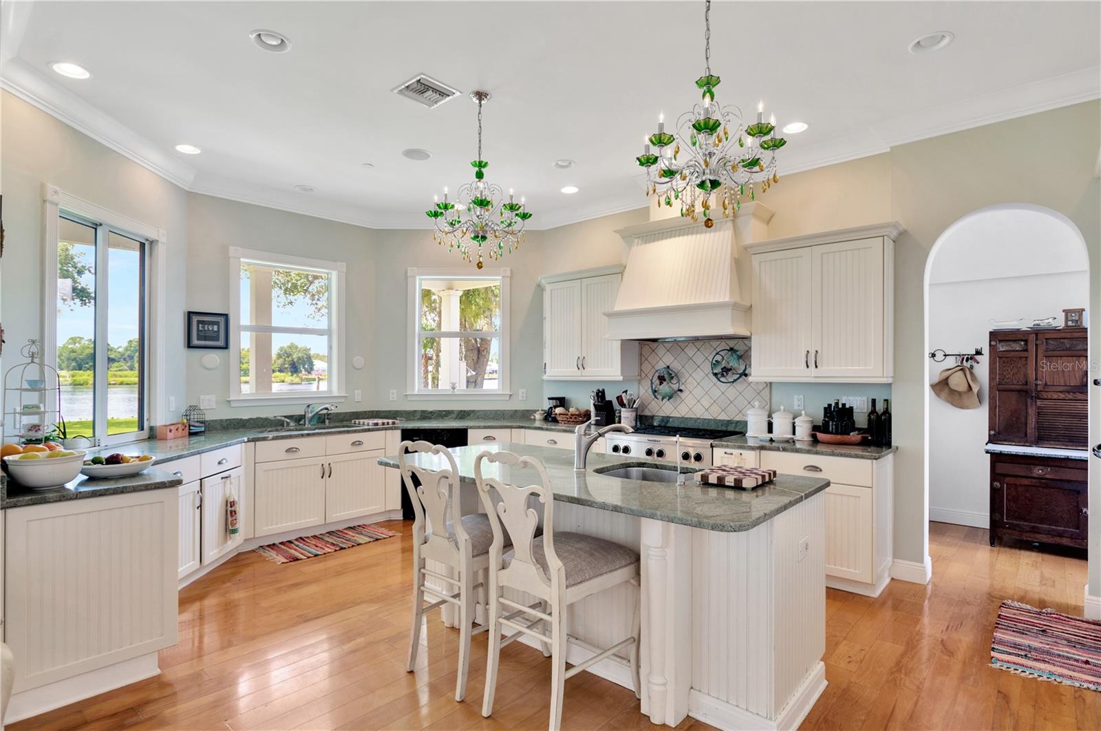 Image 30 of 99 For 16470 Oakview Circle