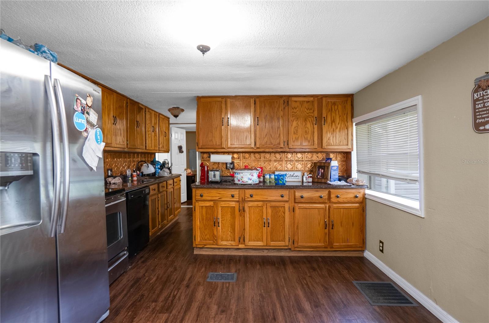 Listing photo id 8 for 20496 Edwards Avenue