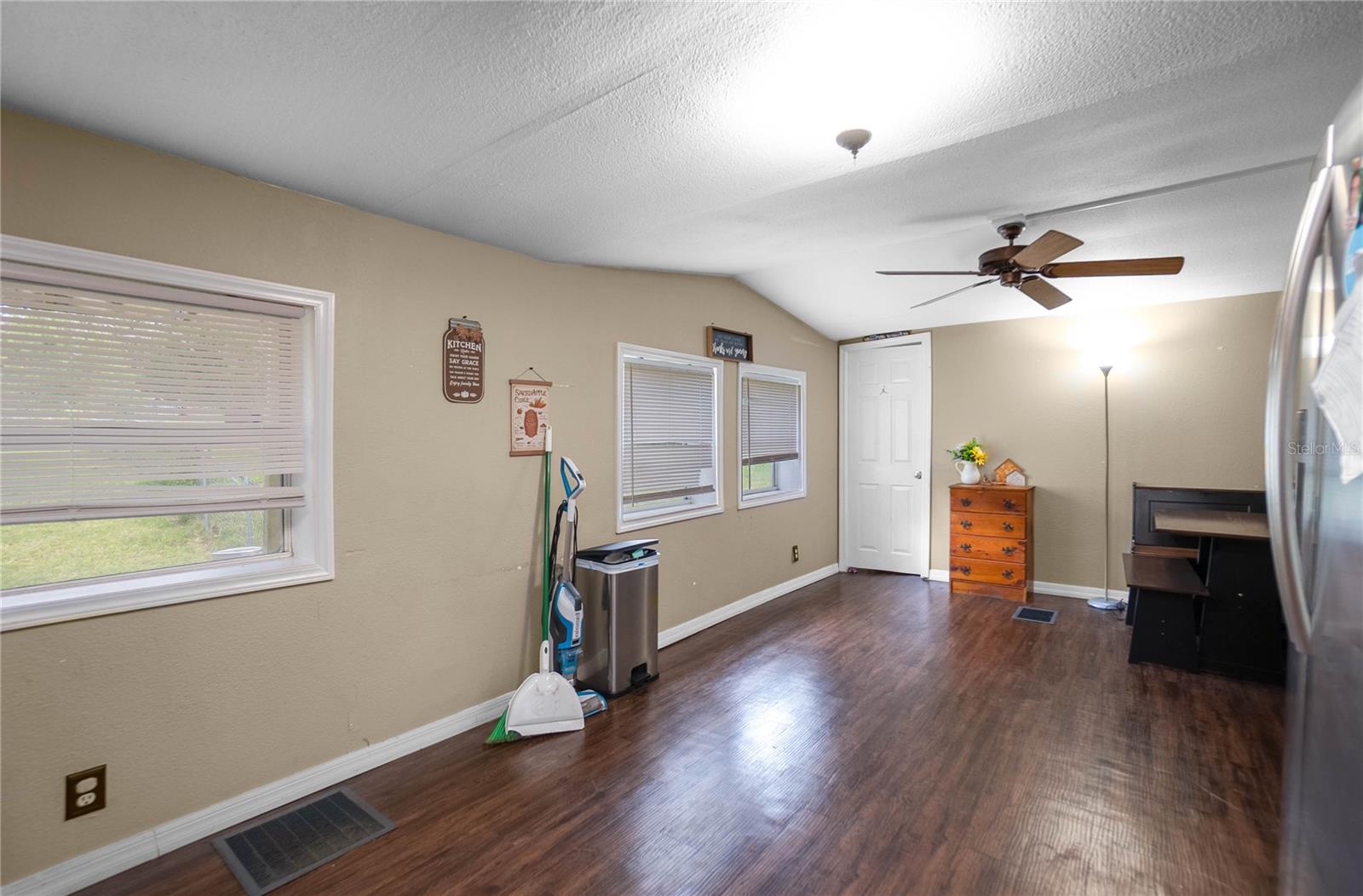 Listing photo id 9 for 20496 Edwards Avenue
