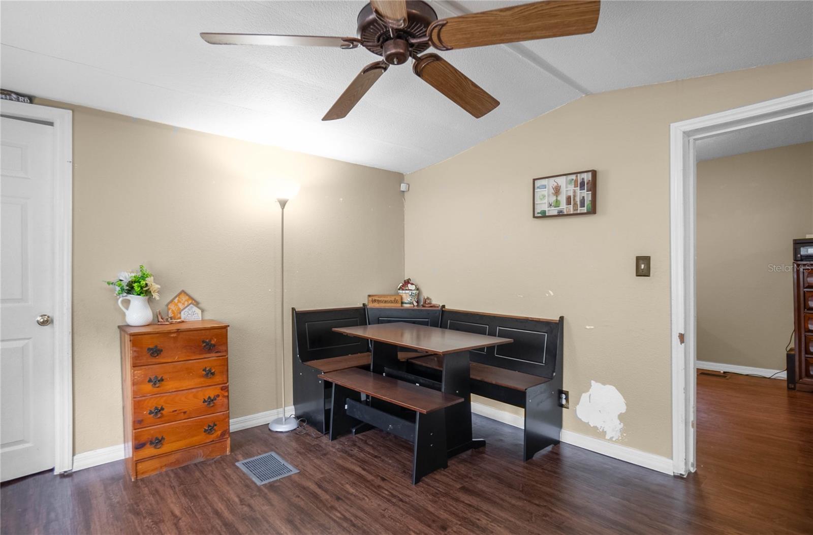 Listing photo id 10 for 20496 Edwards Avenue