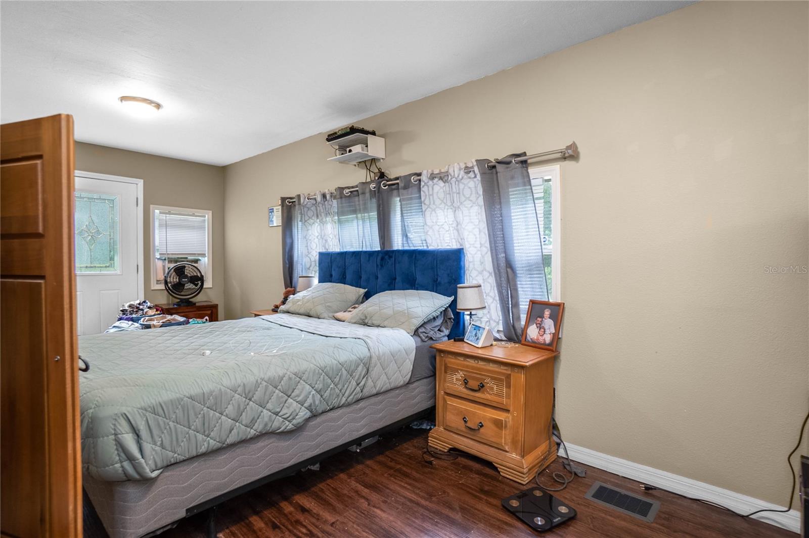 Listing photo id 11 for 20496 Edwards Avenue