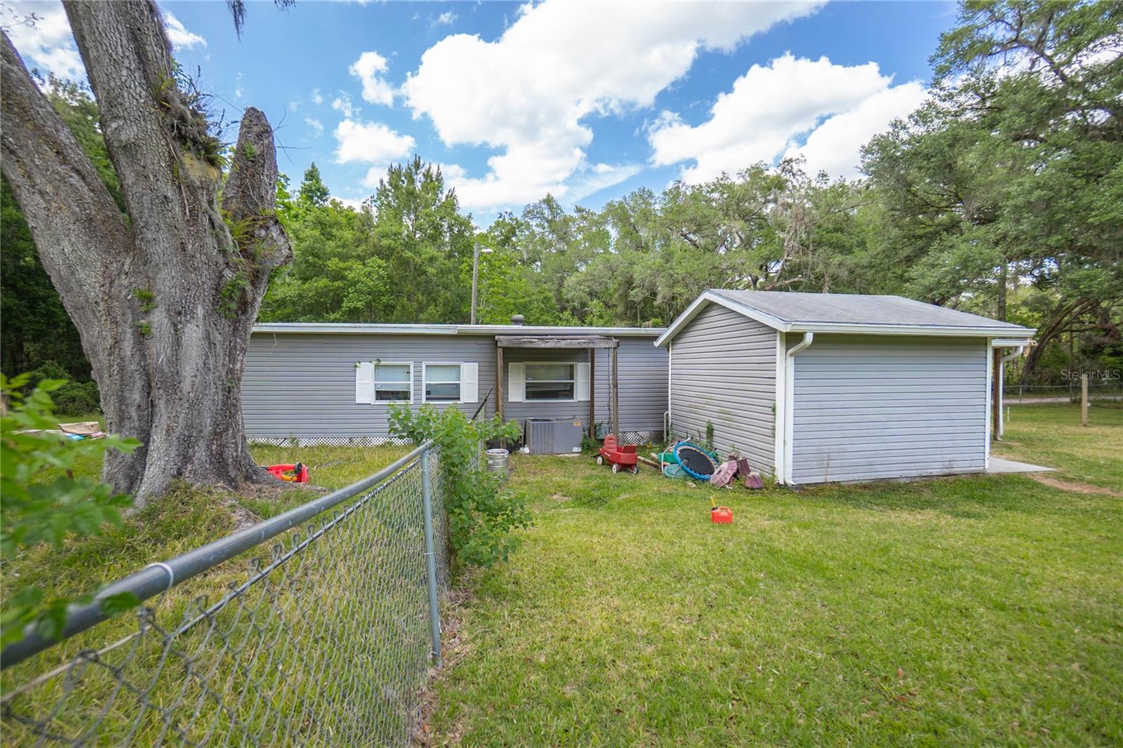 Listing photo id 18 for 20496 Edwards Avenue