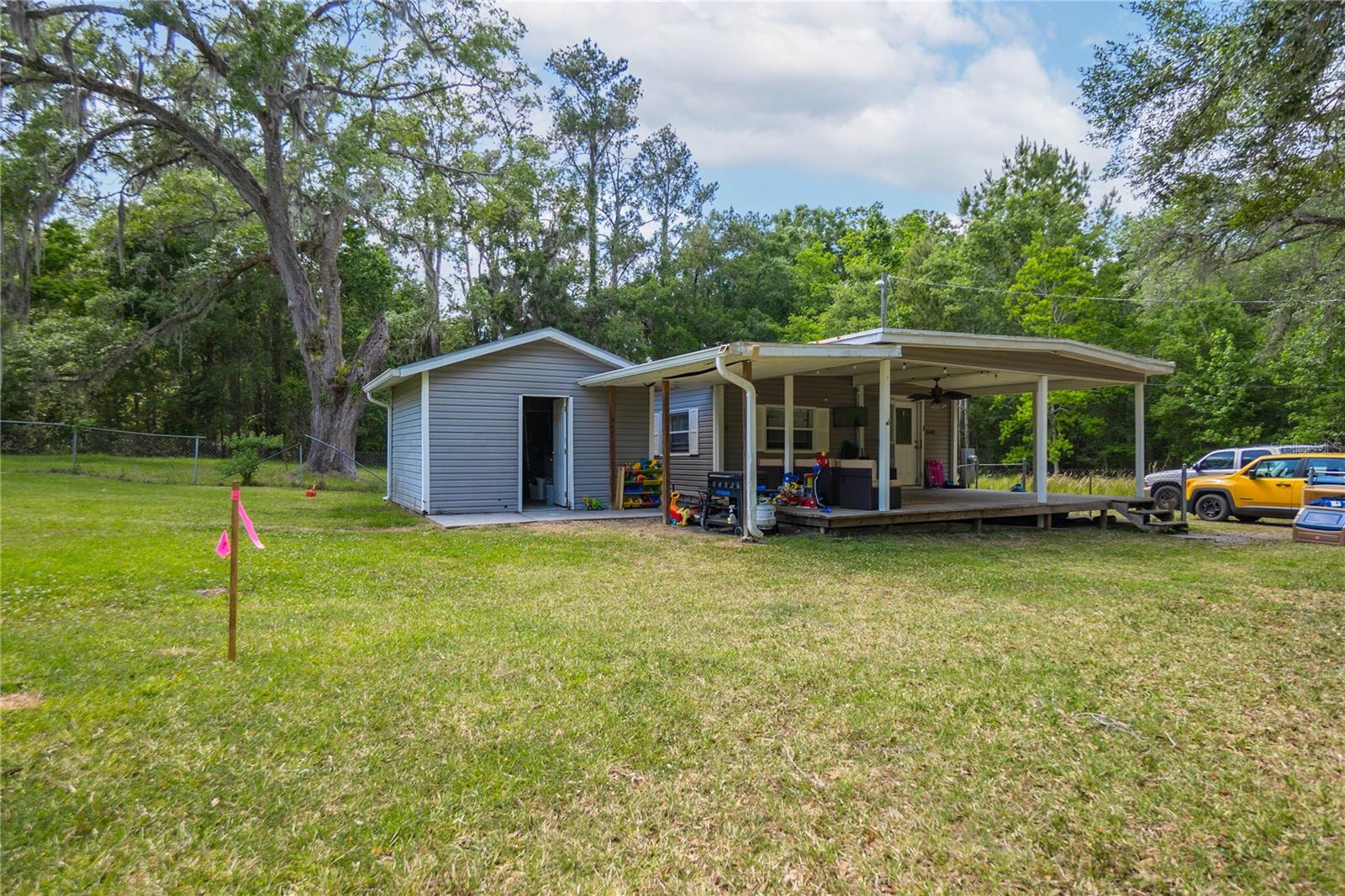 Listing photo id 3 for 20496 Edwards Avenue