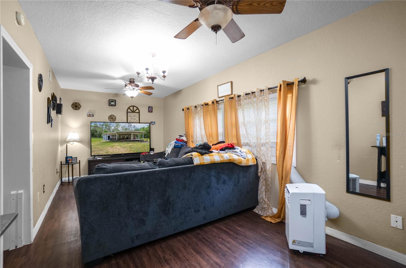 Listing photo id 5 for 20496 Edwards Avenue