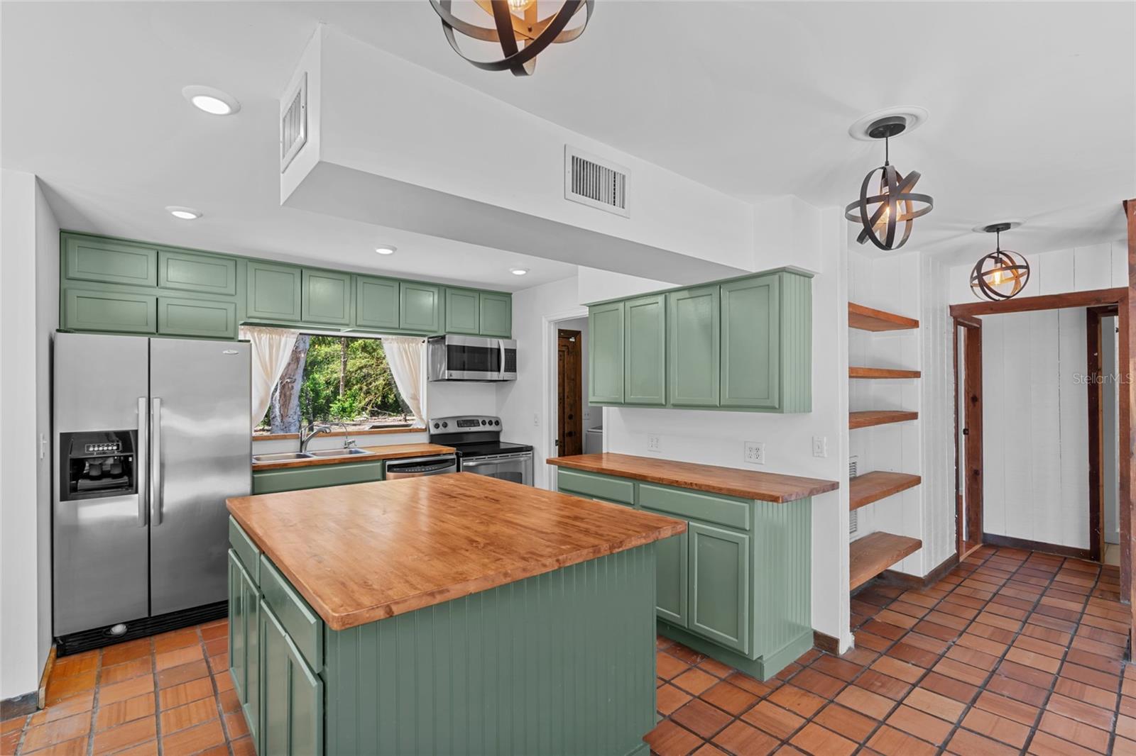 Image 10 of 49 For 18816 Carr Dr