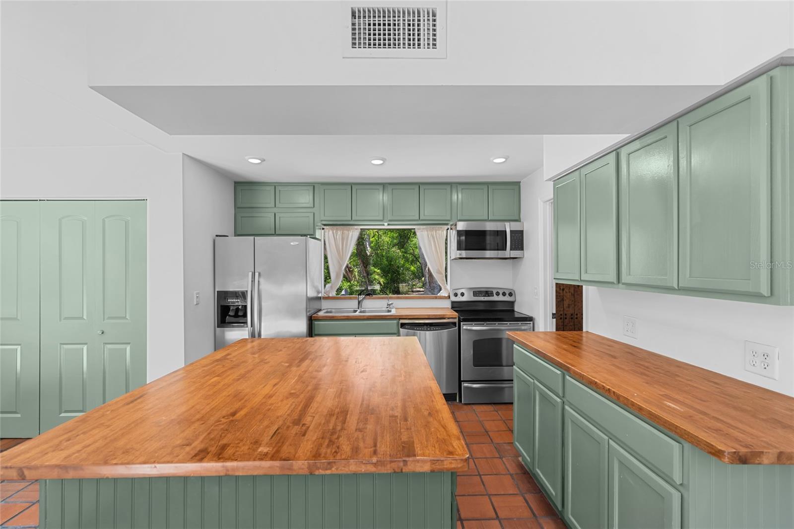 Image 11 of 49 For 18816 Carr Dr