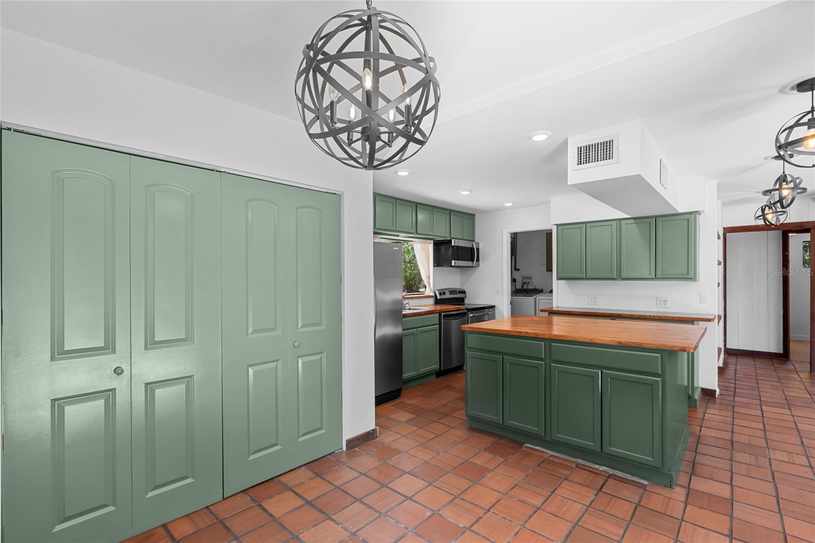 Image 12 of 49 For 18816 Carr Dr