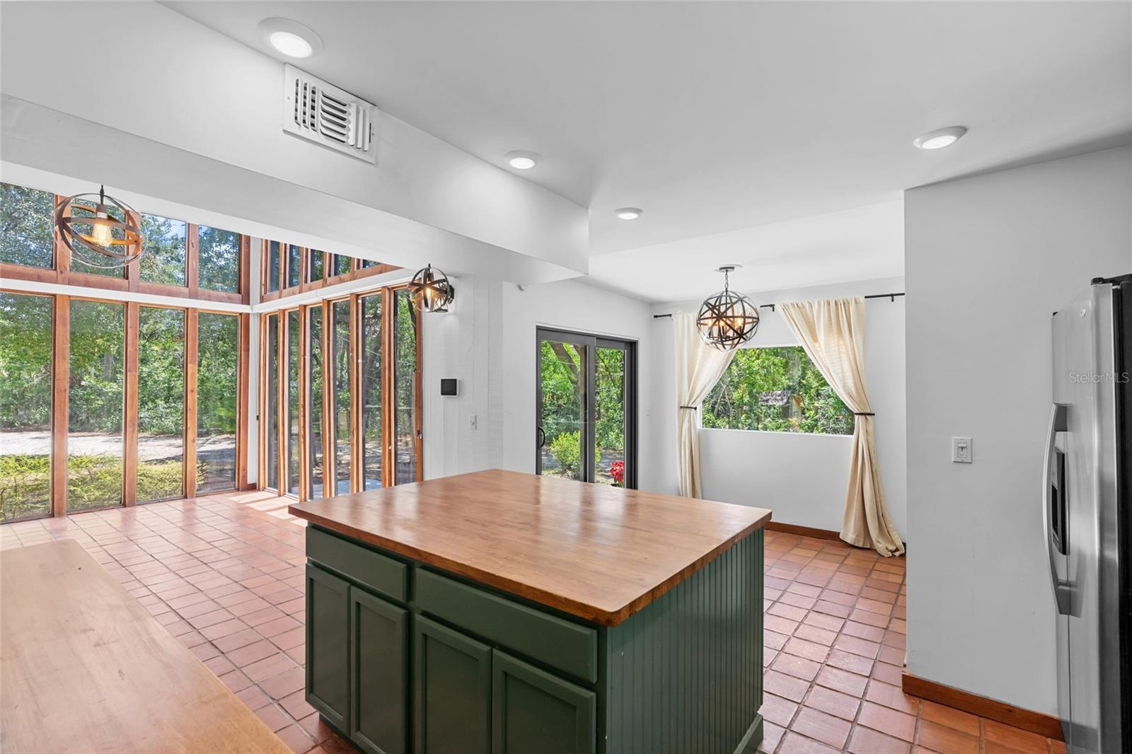Image 13 of 49 For 18816 Carr Dr