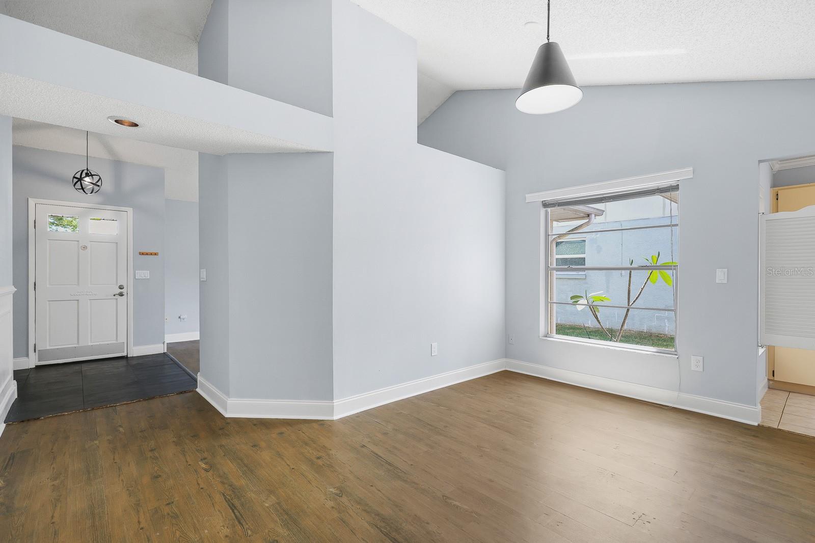Listing photo id 8 for 1227 Tuxford Drive