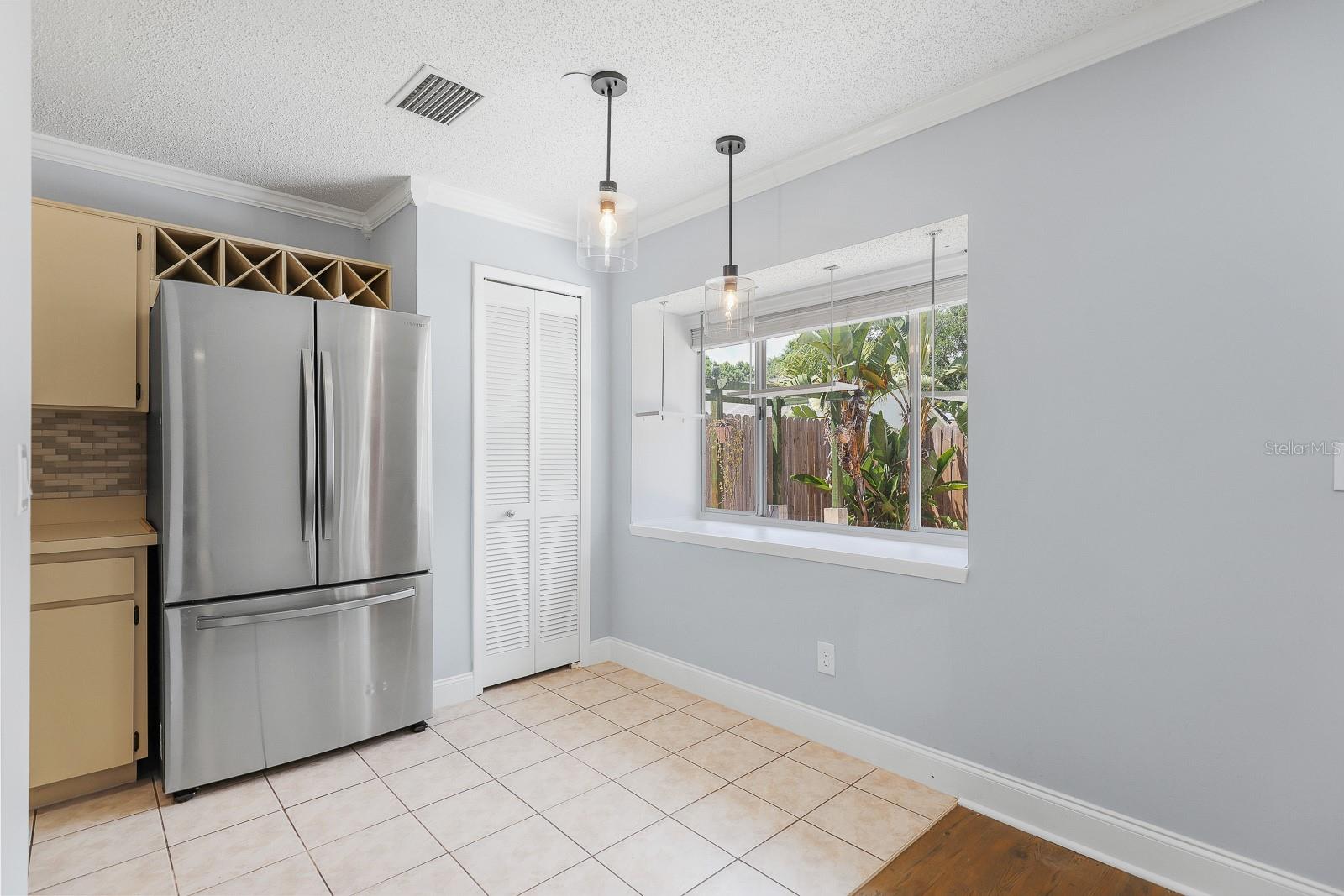 Listing photo id 13 for 1227 Tuxford Drive