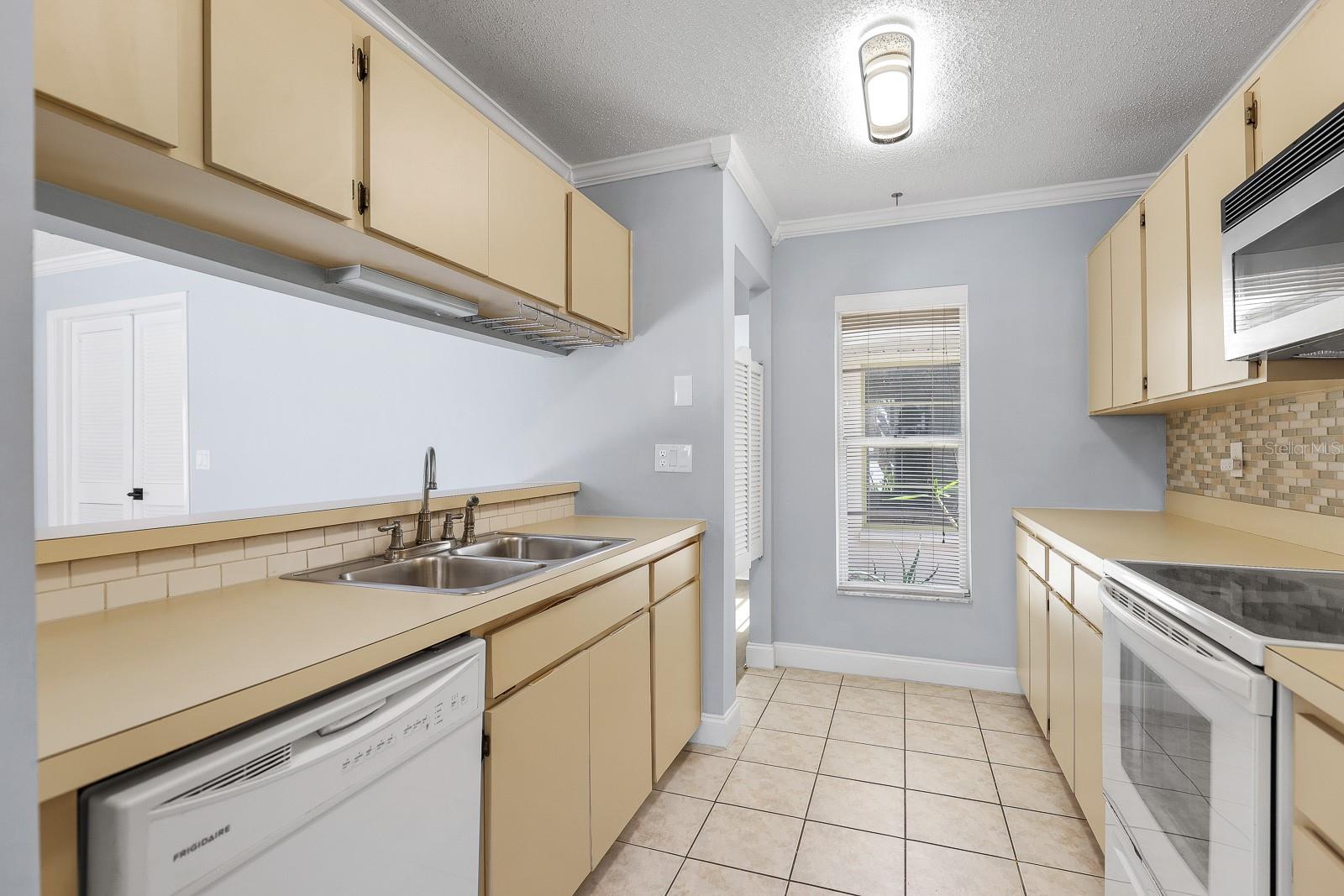 Listing photo id 15 for 1227 Tuxford Drive