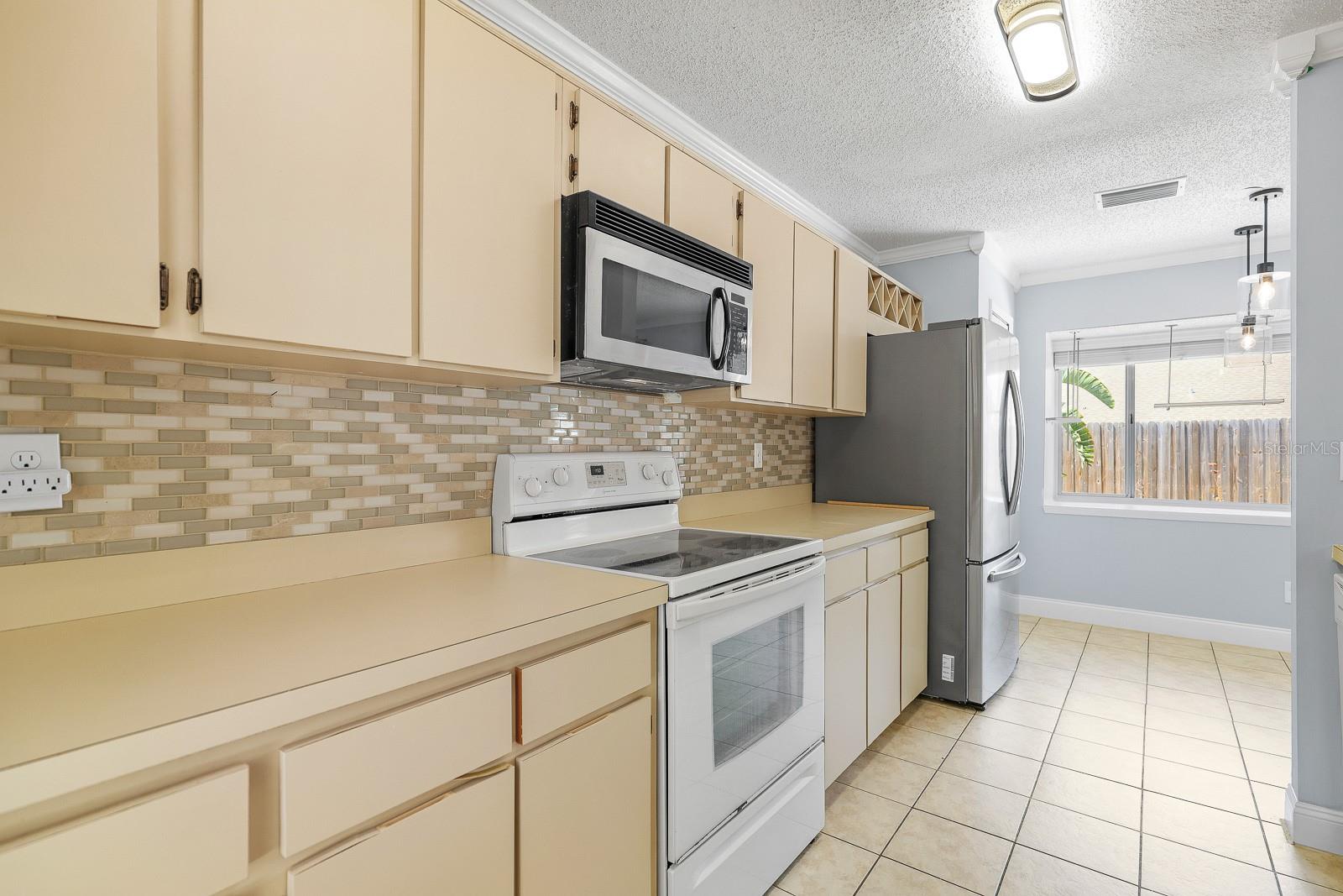 Listing photo id 16 for 1227 Tuxford Drive