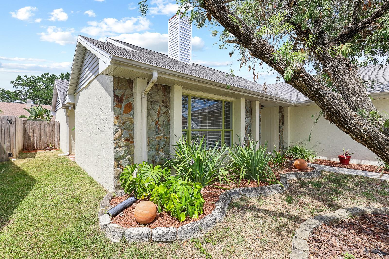 Listing photo id 2 for 1227 Tuxford Drive
