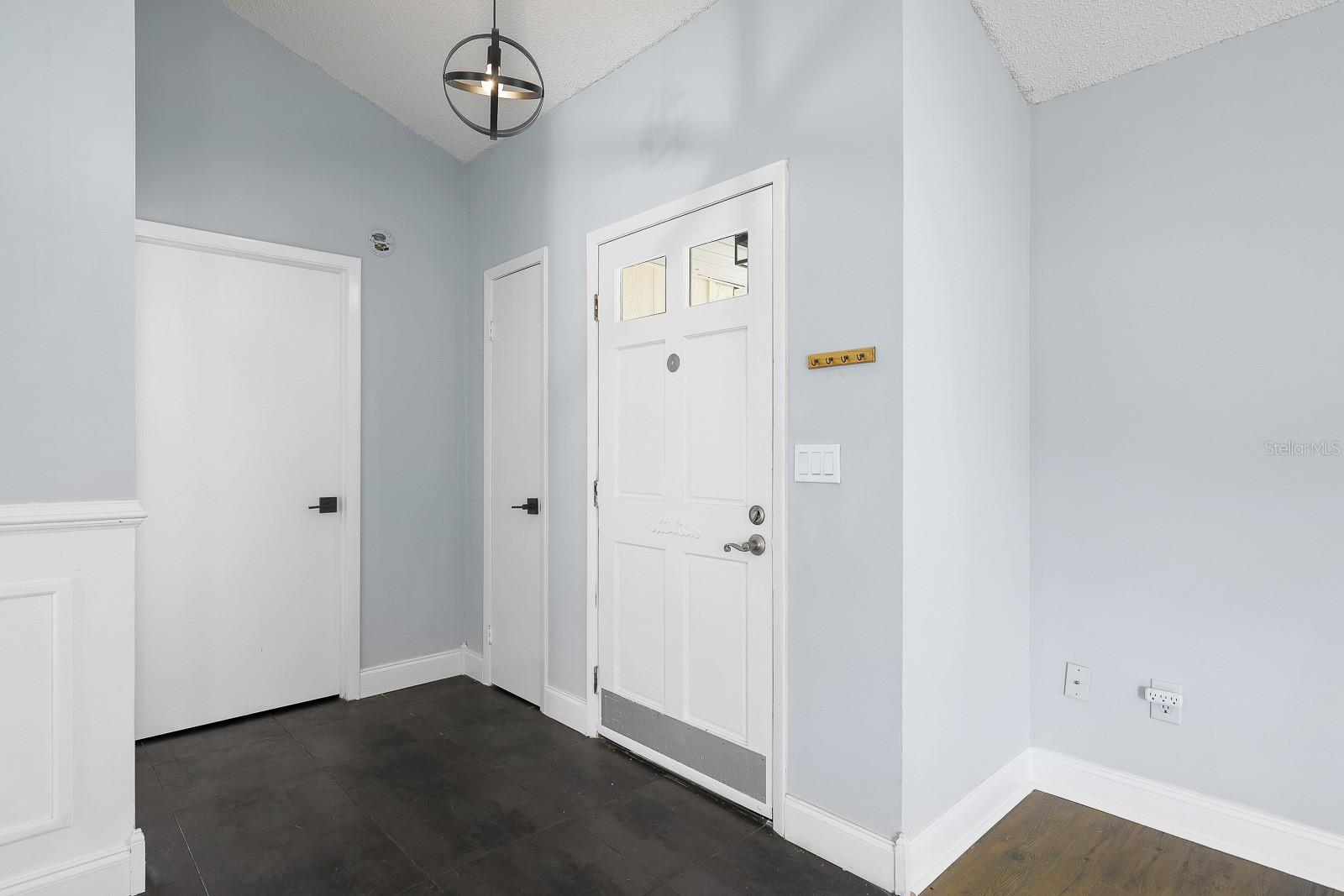 Listing photo id 3 for 1227 Tuxford Drive
