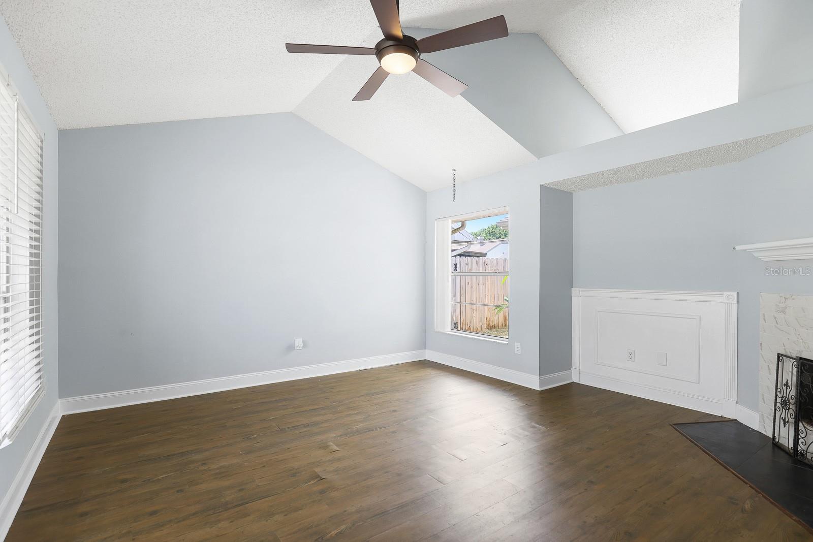 Listing photo id 4 for 1227 Tuxford Drive