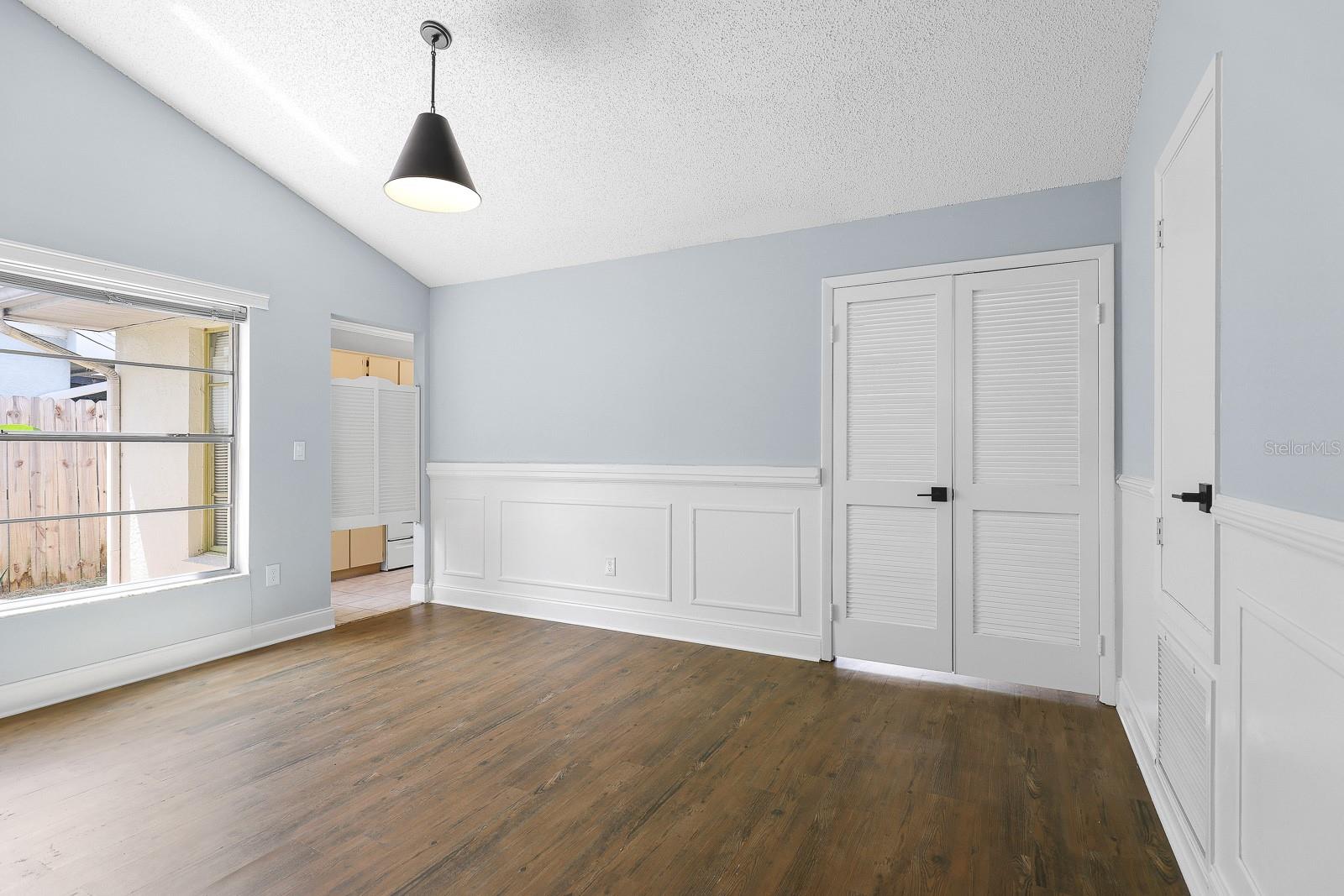 Listing photo id 7 for 1227 Tuxford Drive