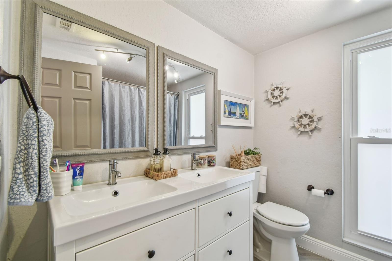 Image 20 of 29 For 13749 80th Avenue