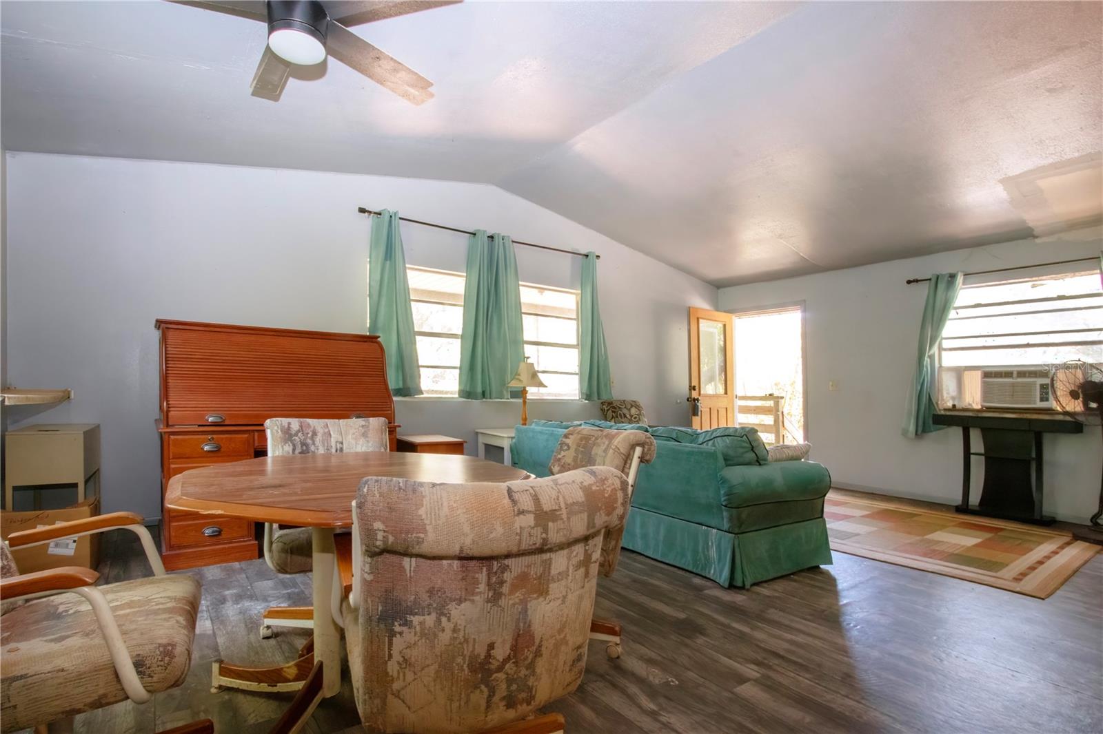 Listing photo id 11 for 1616 Lightfoot Road