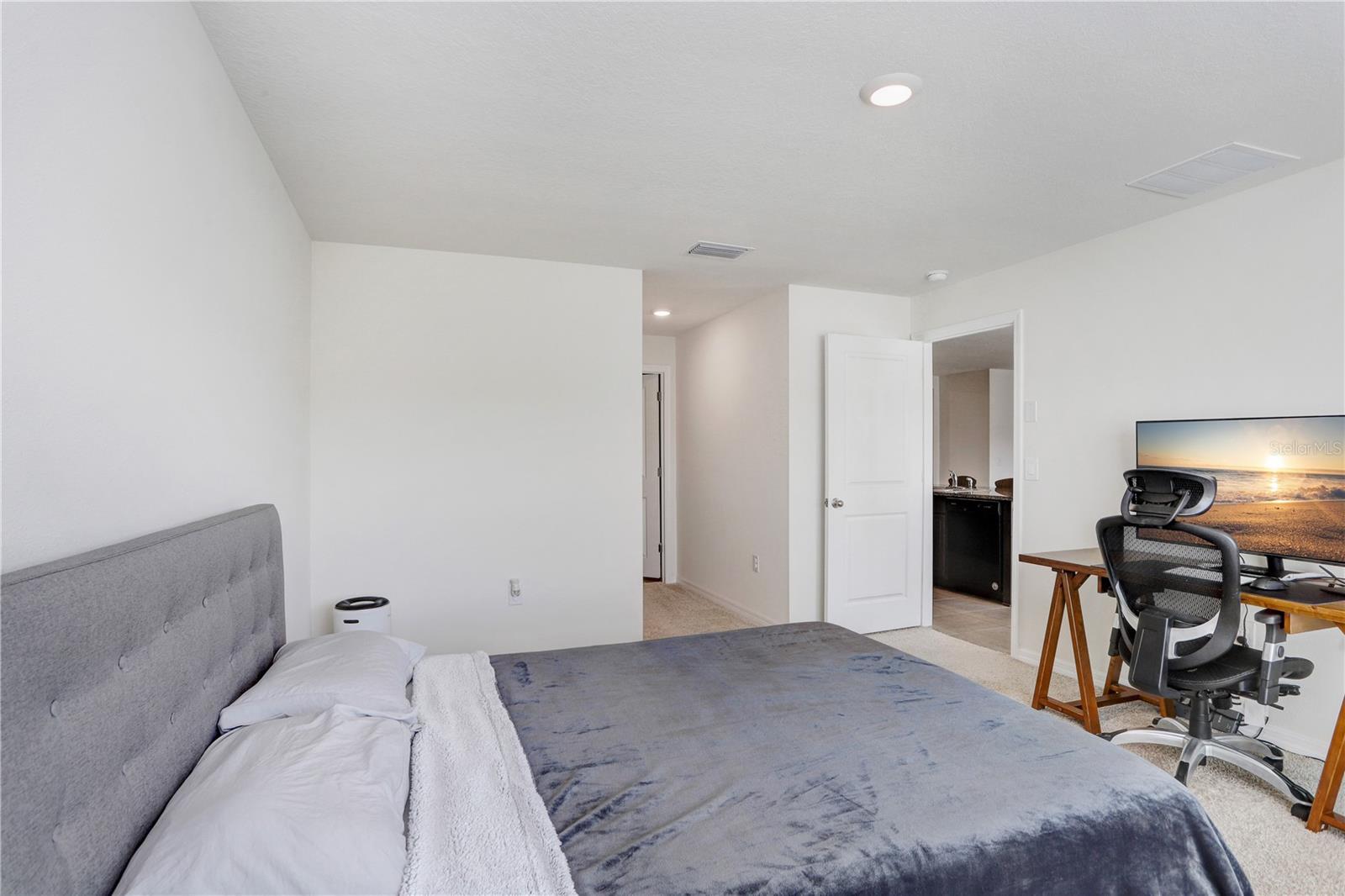 Listing photo id 6 for 7929 Sail Clover Lane