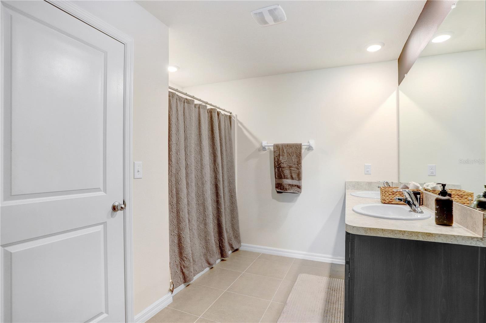 Listing photo id 7 for 7929 Sail Clover Lane