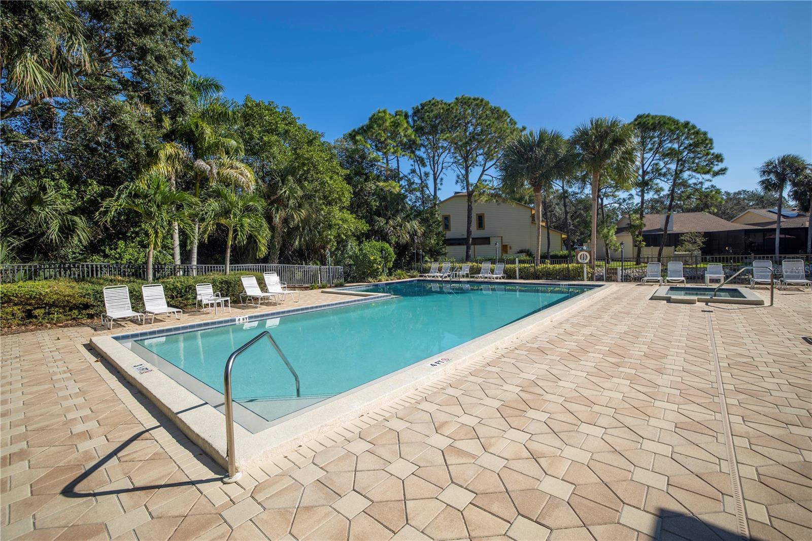 Image 33 of 36 For 826 Glades Court Ne