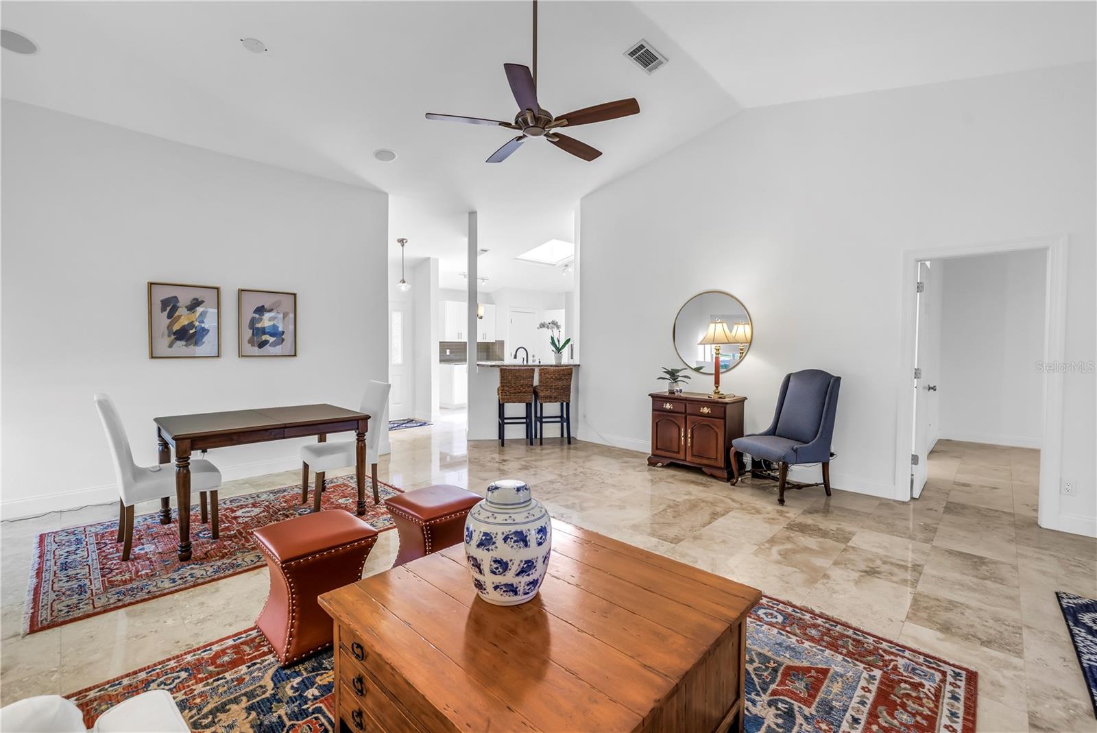 Image 4 of 28 For 826 Glades Court Ne