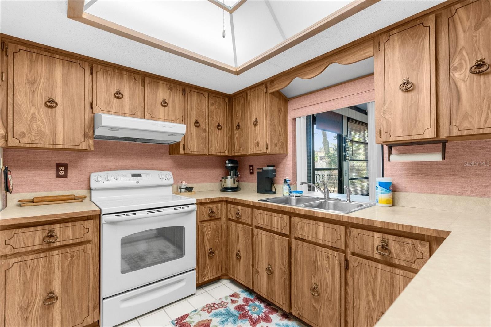 Listing photo id 8 for 2072 Maguire Avenue