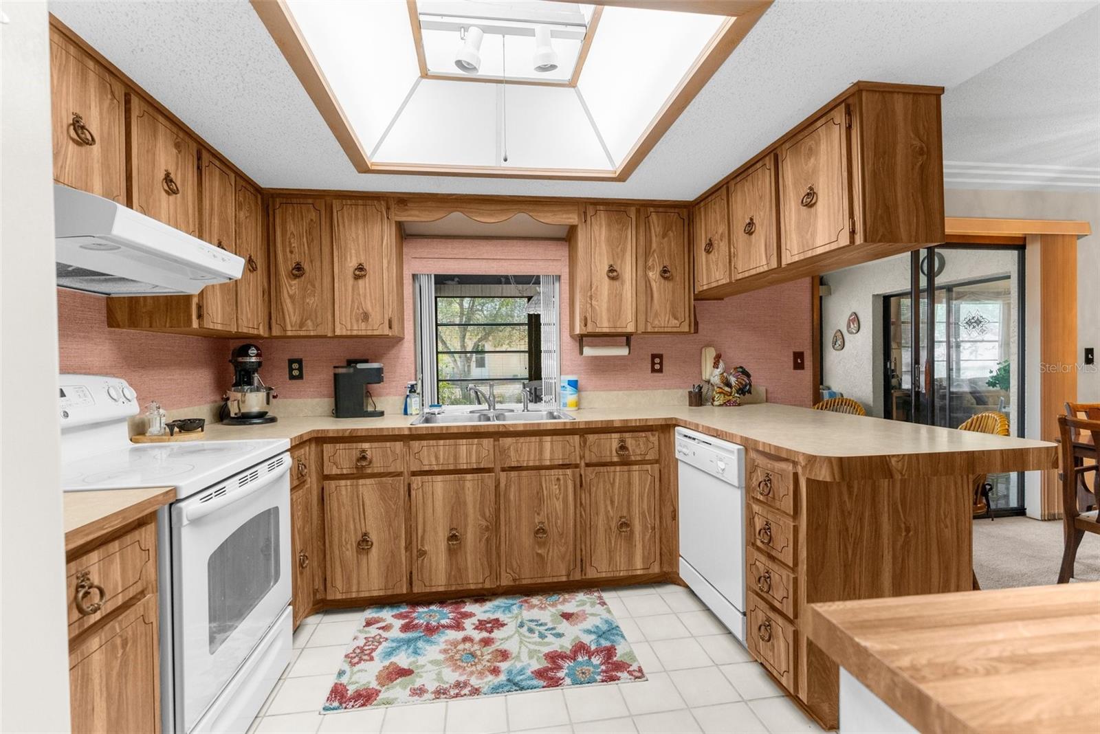 Listing photo id 9 for 2072 Maguire Avenue