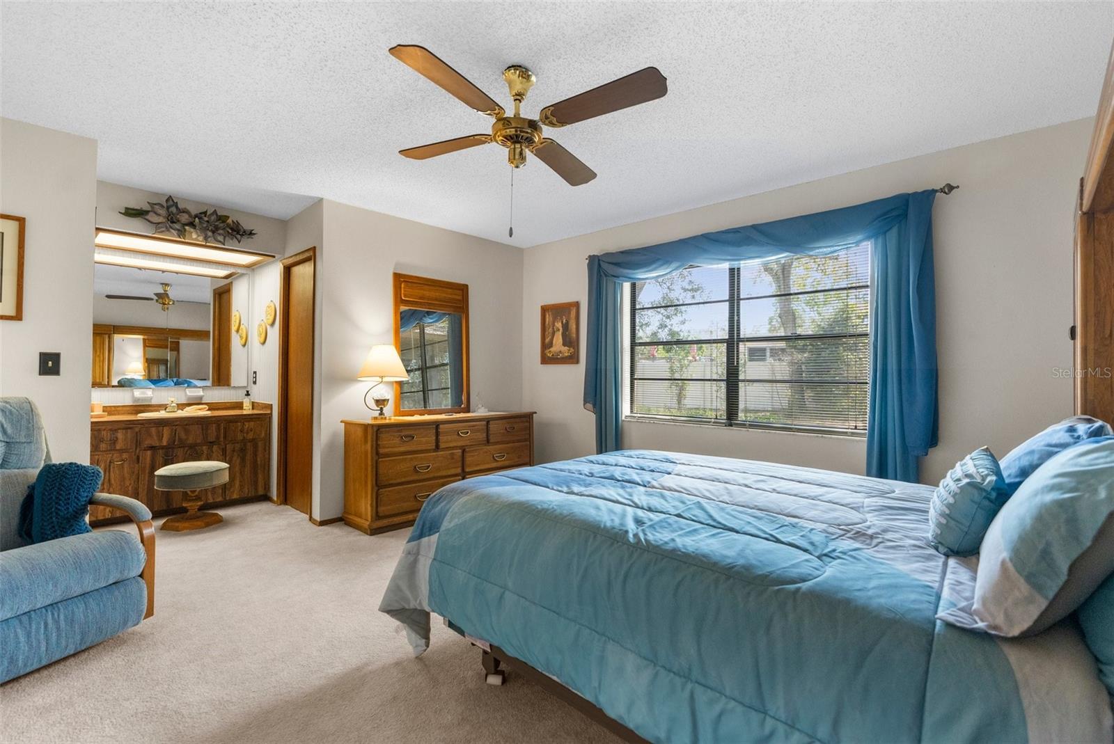 Listing photo id 10 for 2072 Maguire Avenue