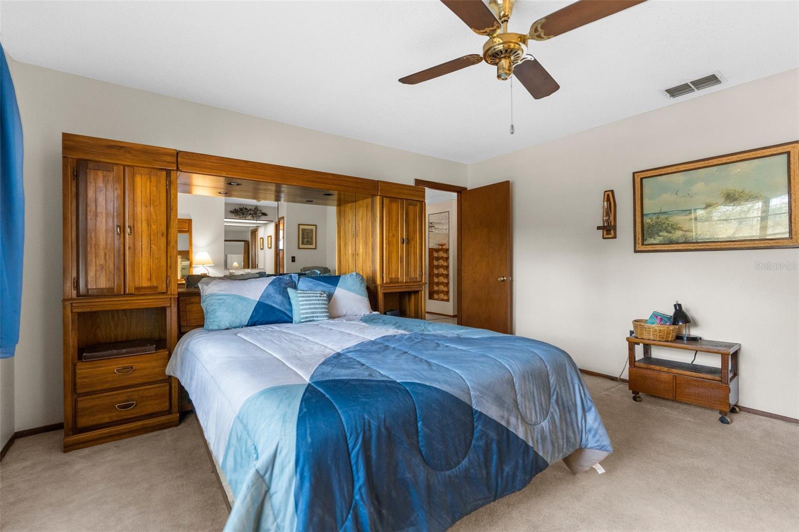 Listing photo id 11 for 2072 Maguire Avenue