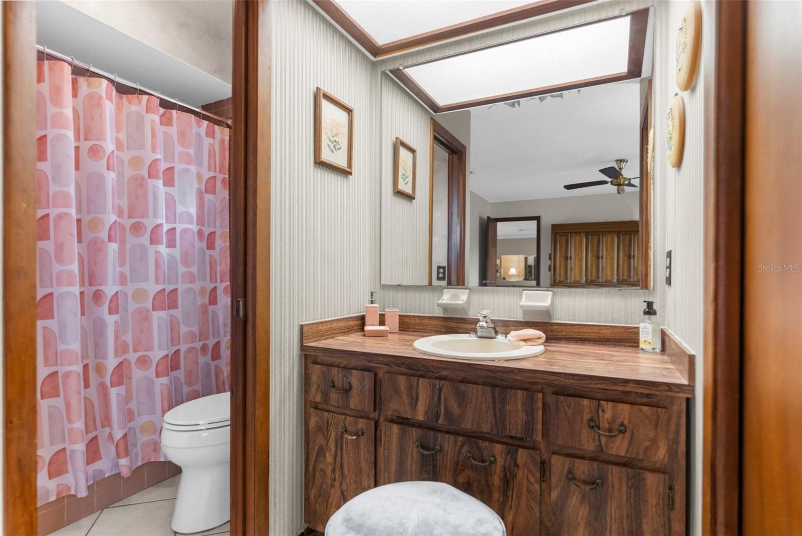 Listing photo id 12 for 2072 Maguire Avenue