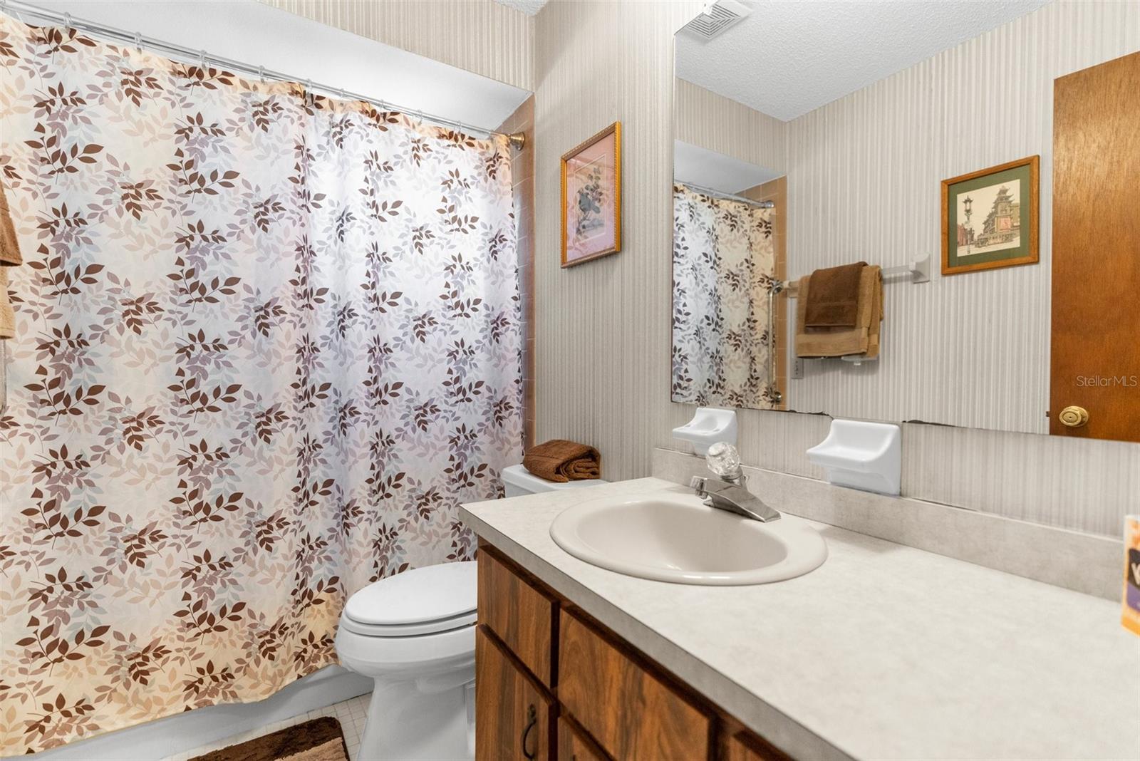 Listing photo id 16 for 2072 Maguire Avenue