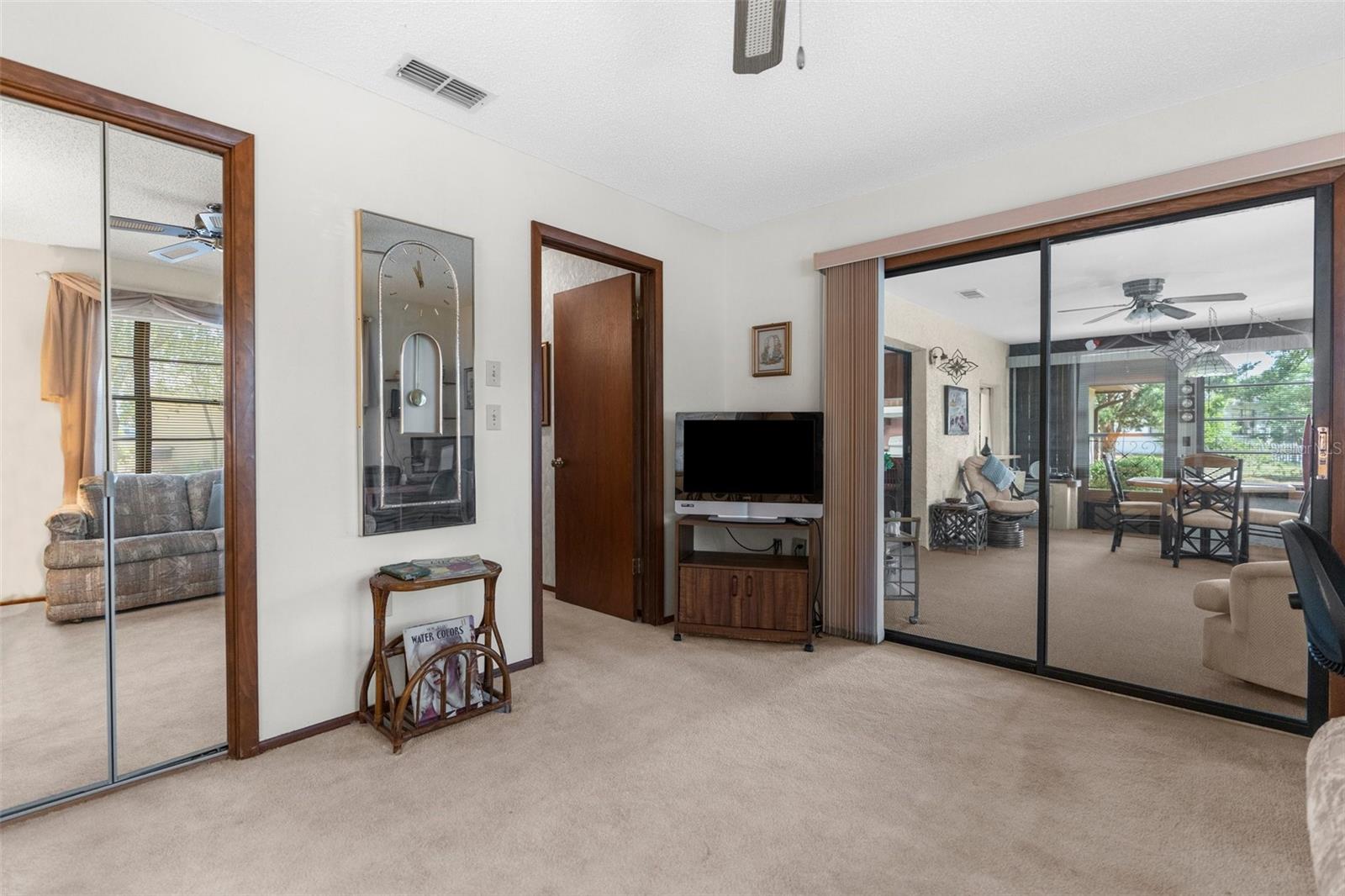 Listing photo id 20 for 2072 Maguire Avenue