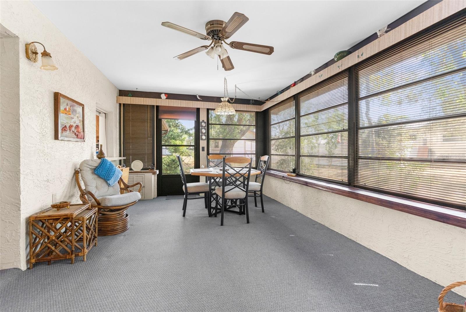 Listing photo id 21 for 2072 Maguire Avenue