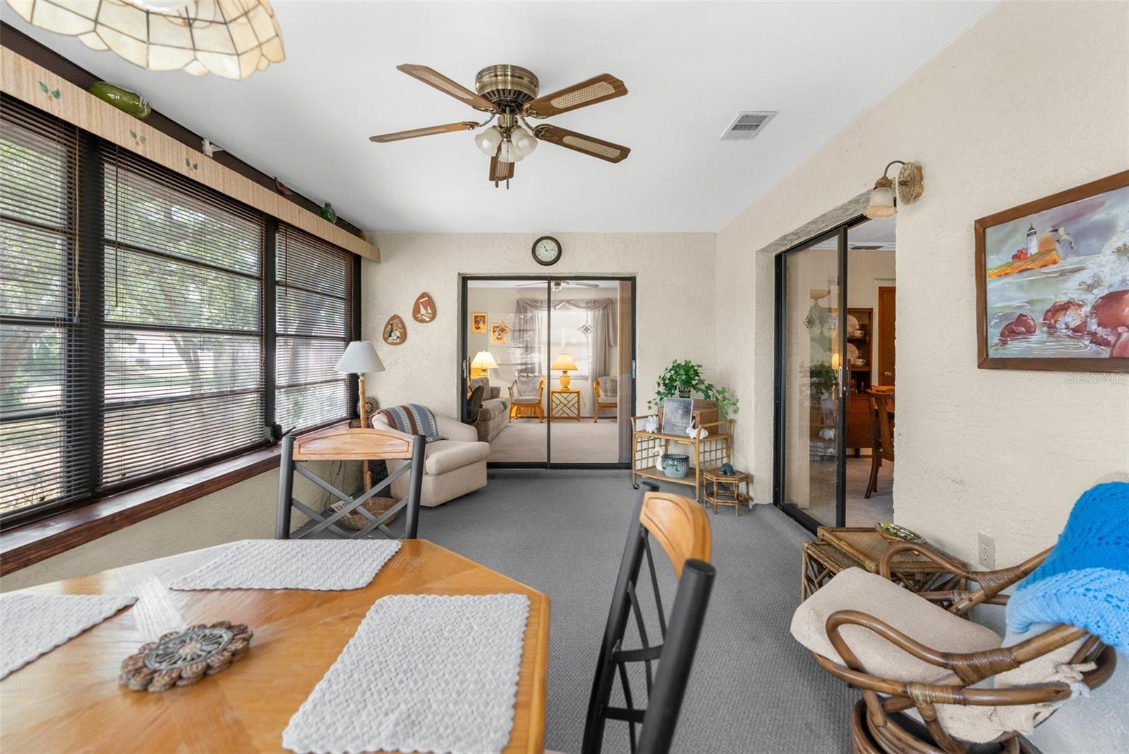 Listing photo id 22 for 2072 Maguire Avenue