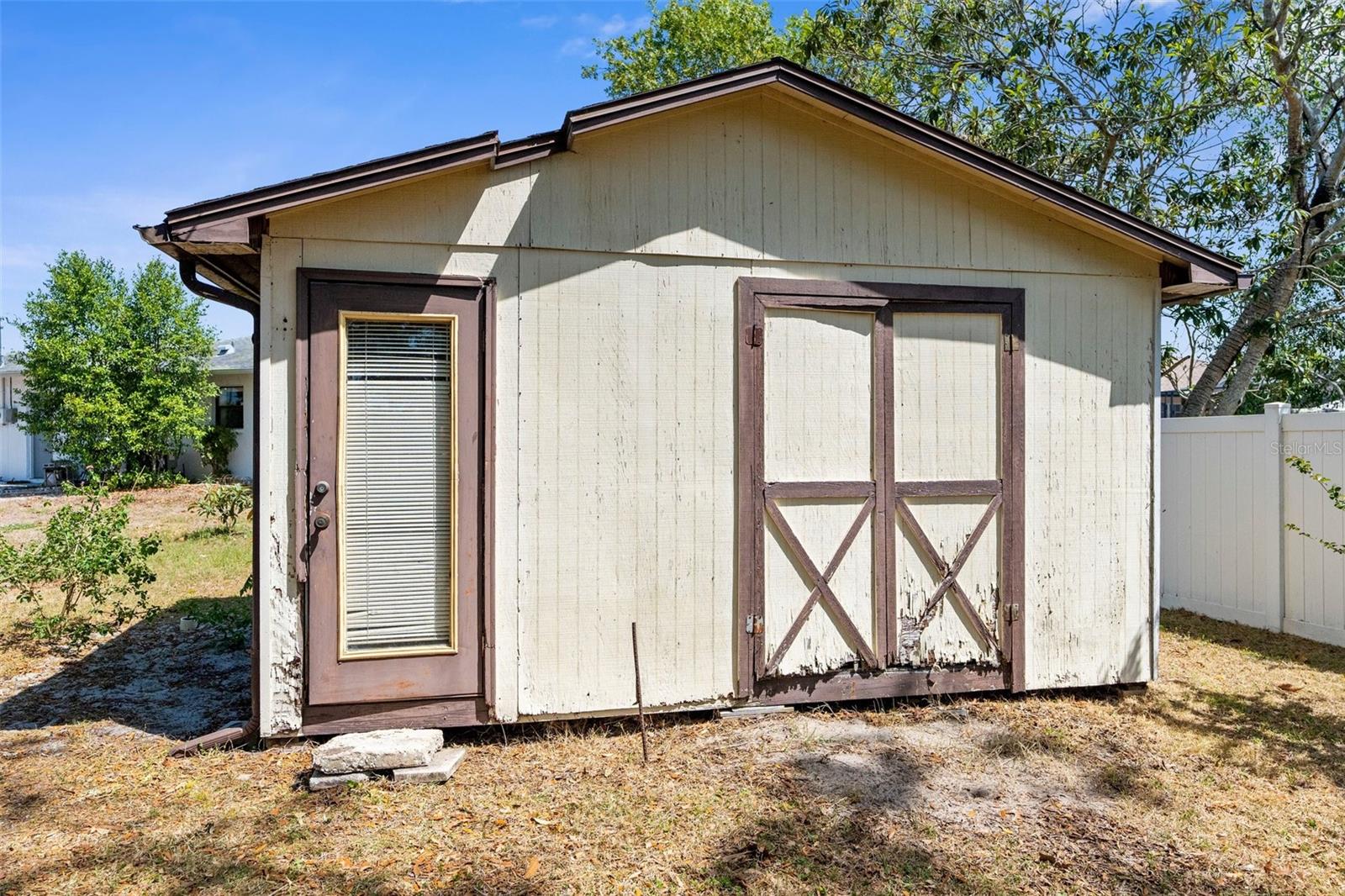 Listing photo id 25 for 2072 Maguire Avenue