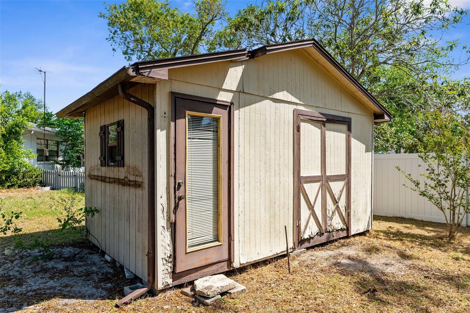 Listing photo id 26 for 2072 Maguire Avenue